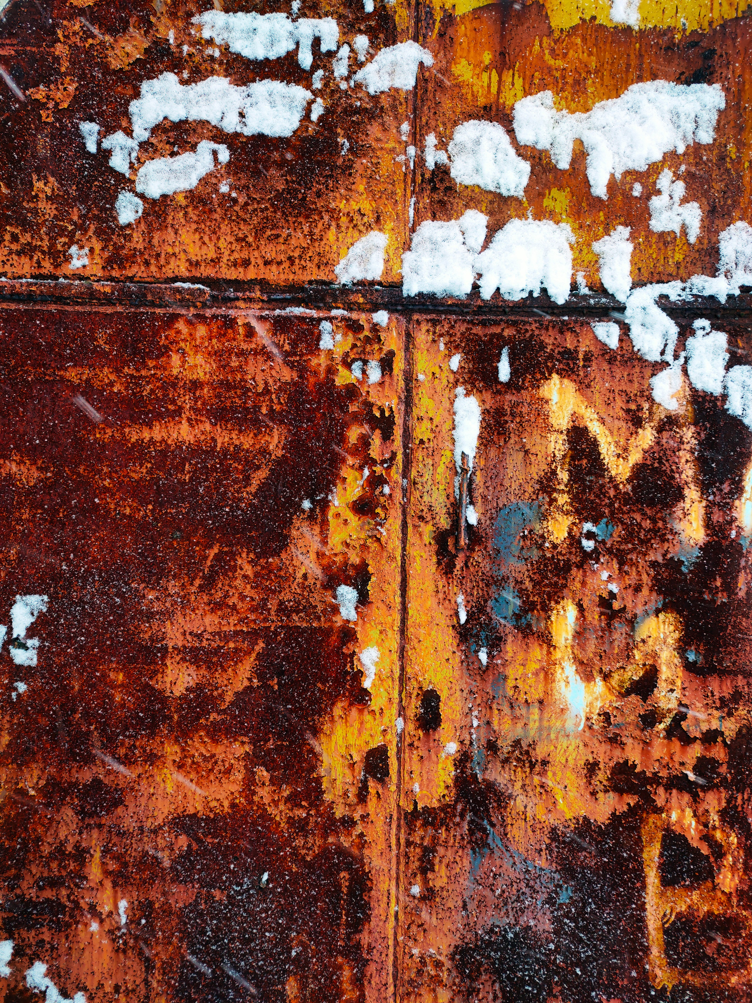 Ржавый металл и белый снег - вертикальное фото в высоком разрешении