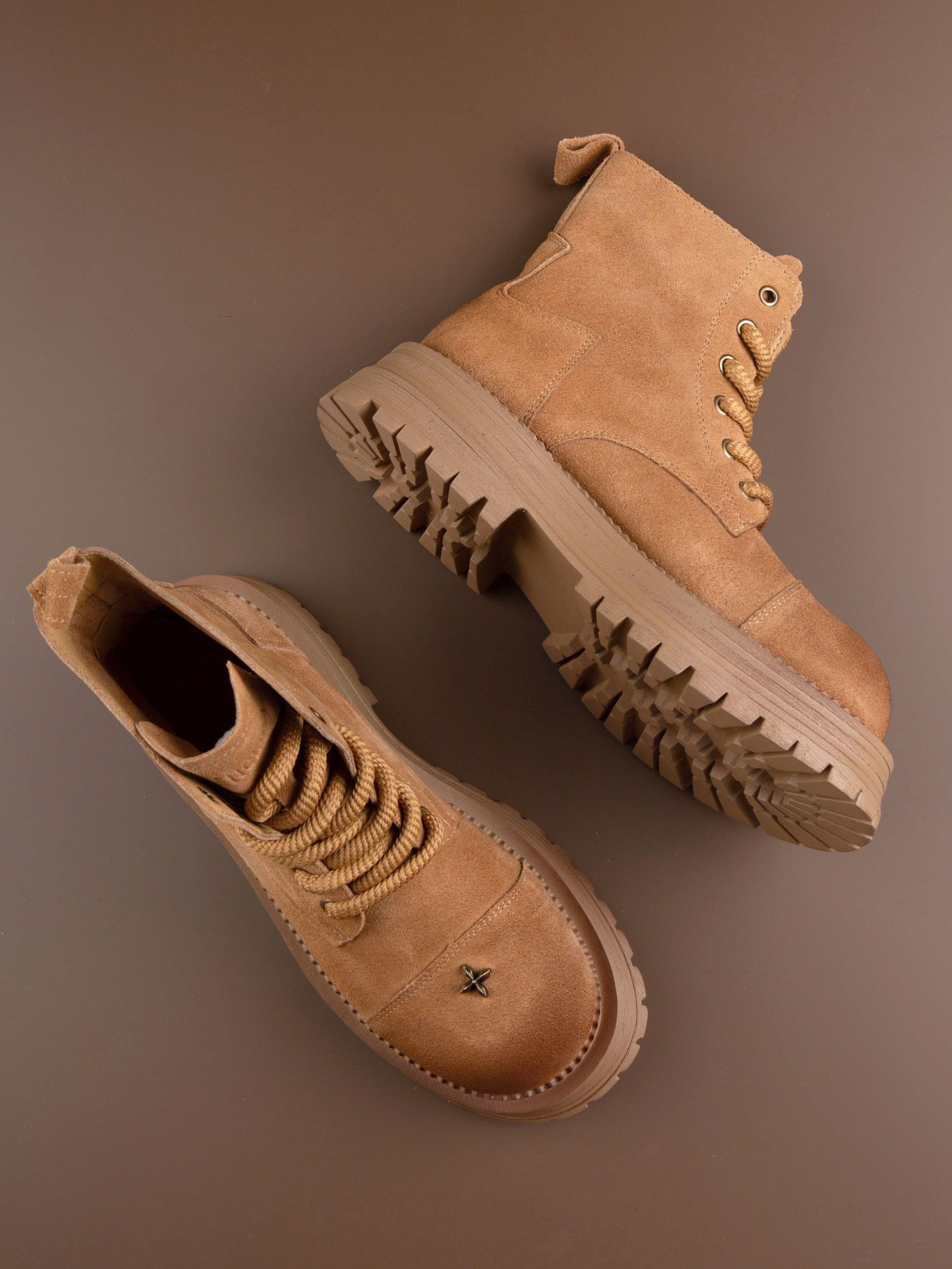 Обувь на цветных фонах. Фотограф Мария Кольцова