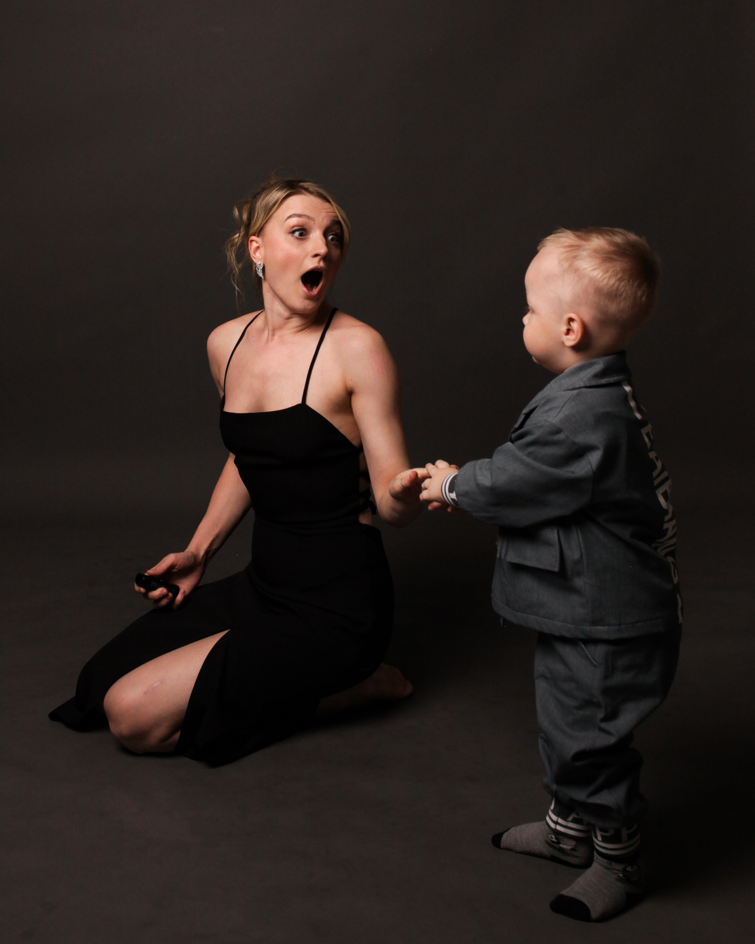 СЕРЫЙ ФОН | АВТОПОРТРЕТНАЯ. YourSelf.photostudio | автопортретная фотостудия ТОЛЬЯТТИ