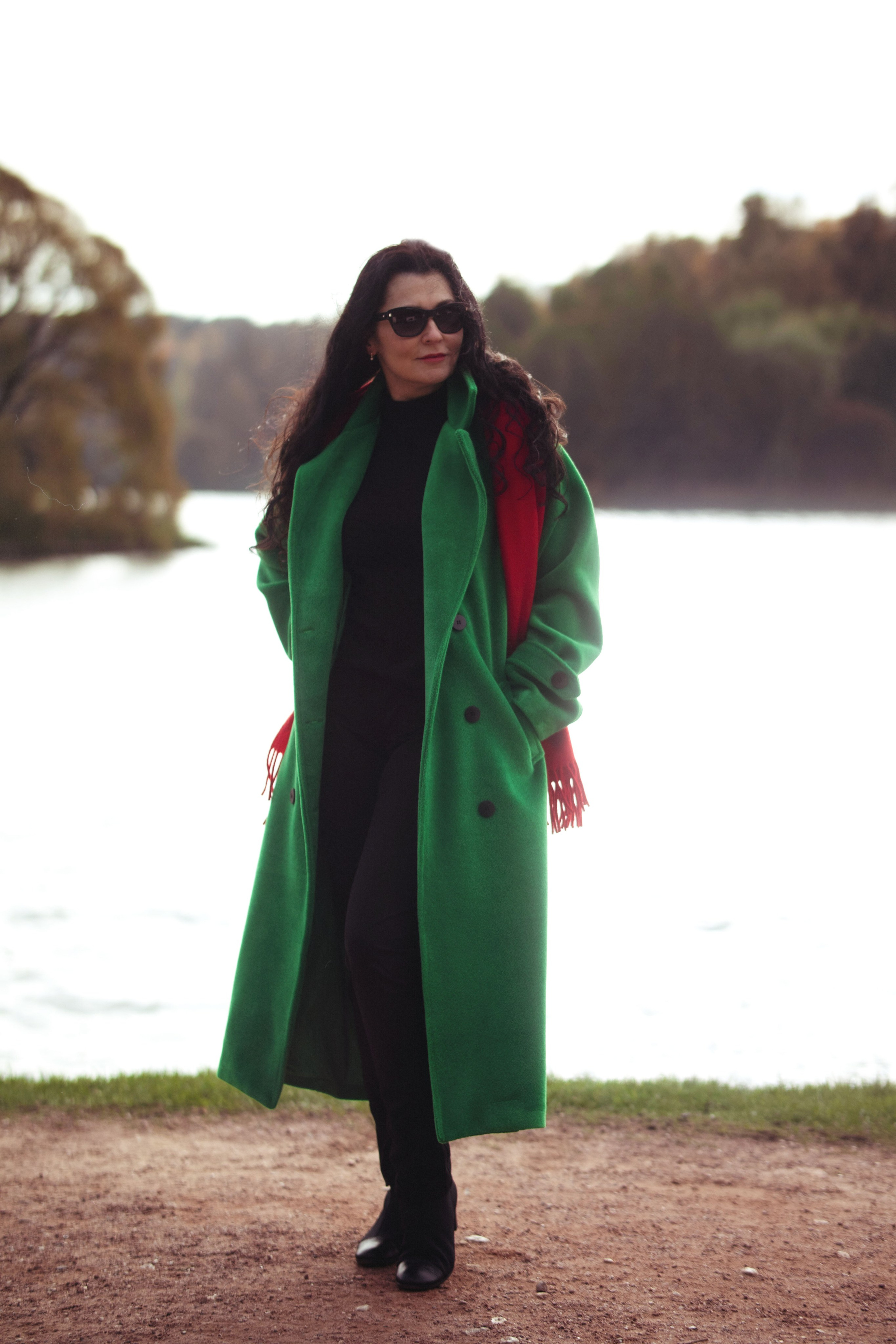 портрет женщины в зеленом пальто