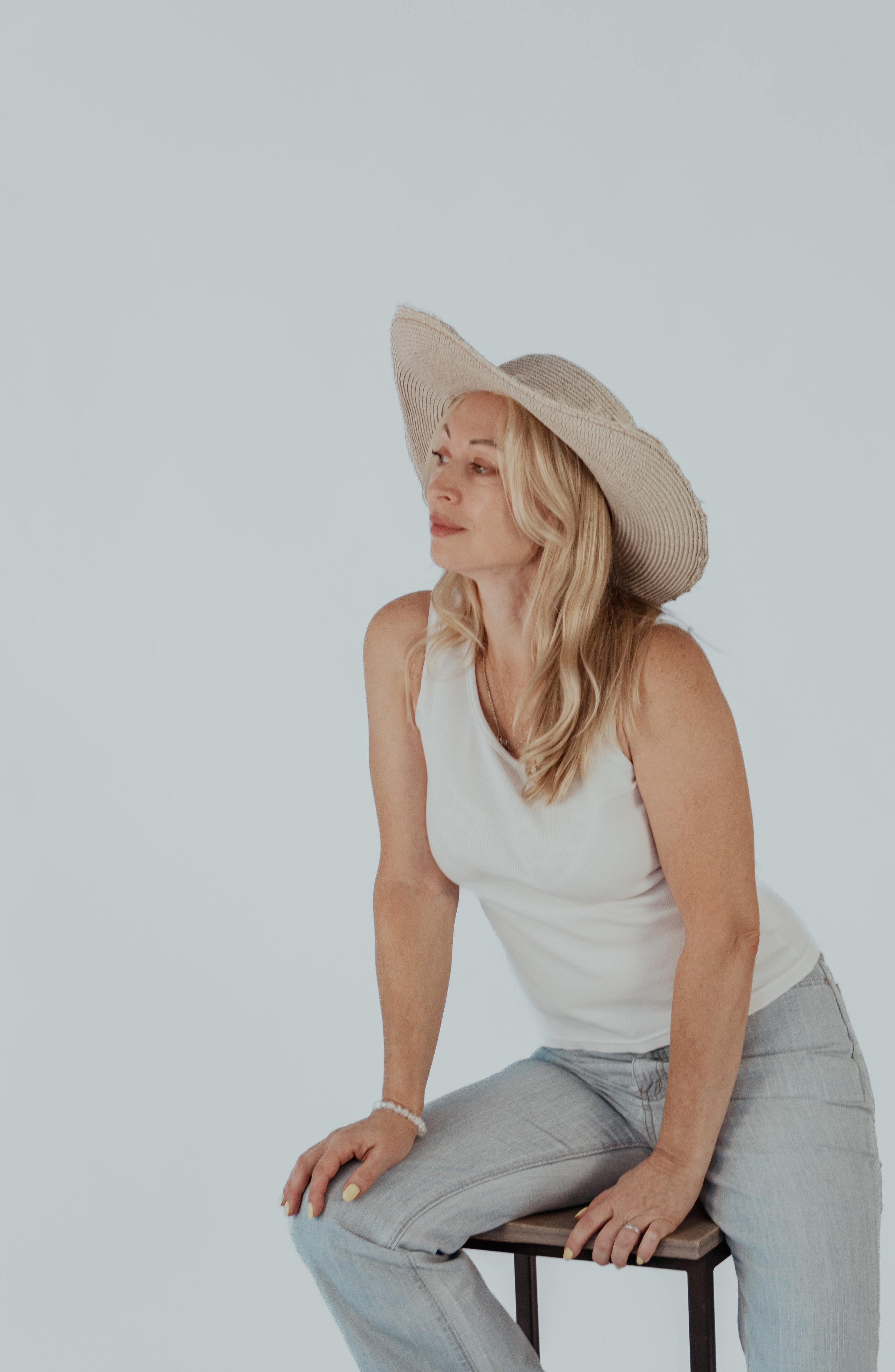 Студийный белый. Елена Волкова семейный фотограф в станице Гостагаевской города-курорта Анапа