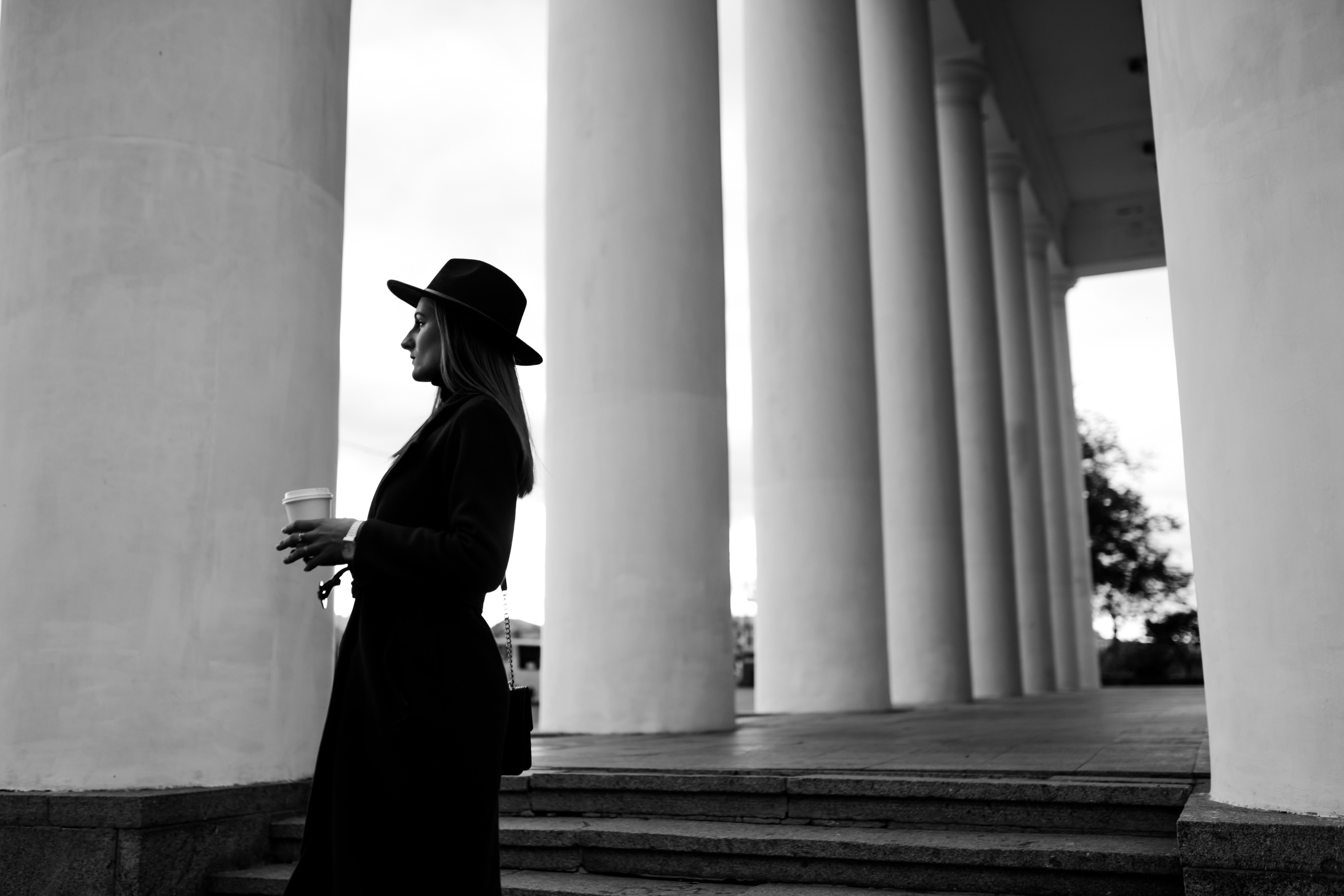 Черно белая фотография девушки на фоне Витебского драм театра