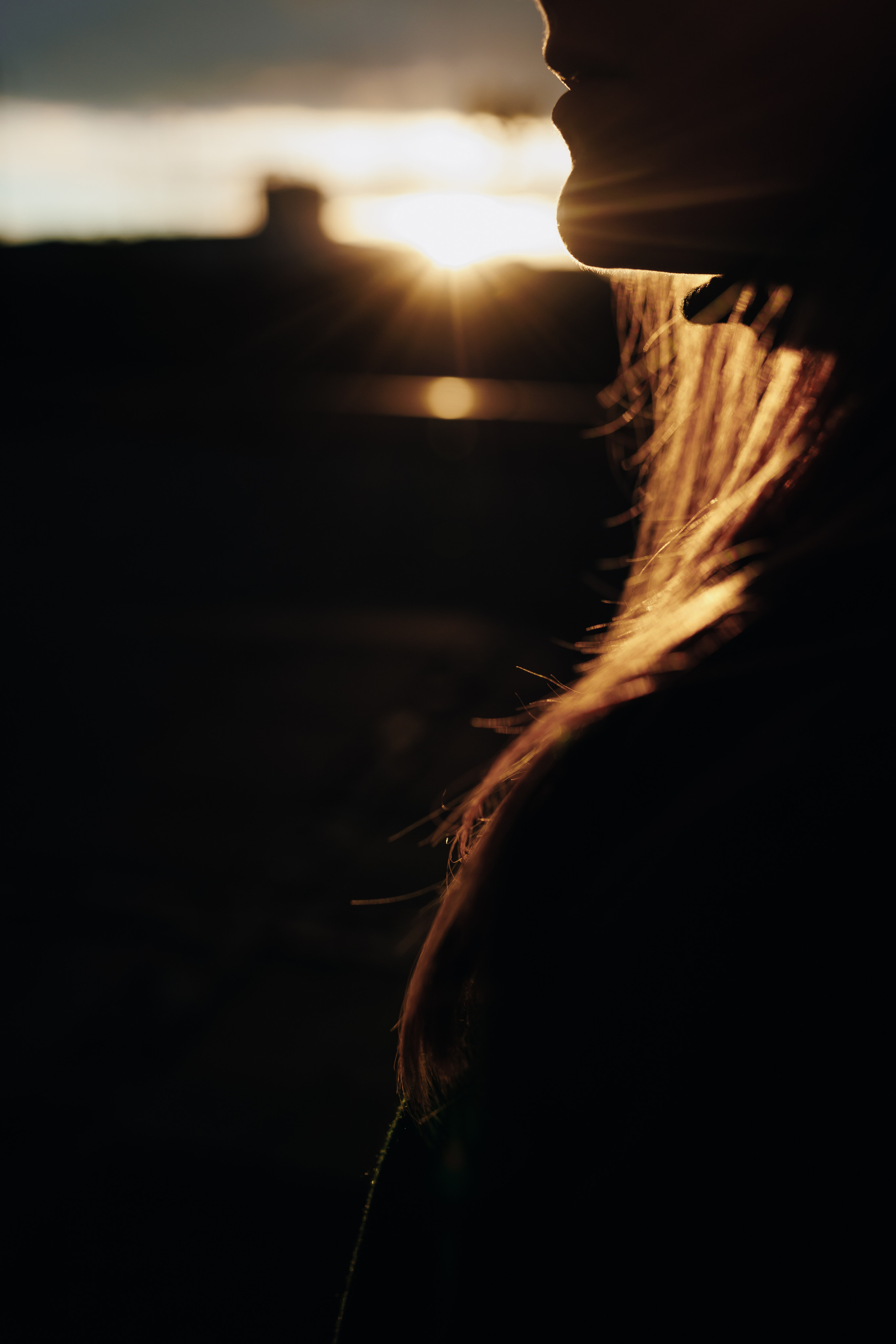 Силуэт девушки на фоне заката в Витебске. Минская девушка на вечерней фотосессии 