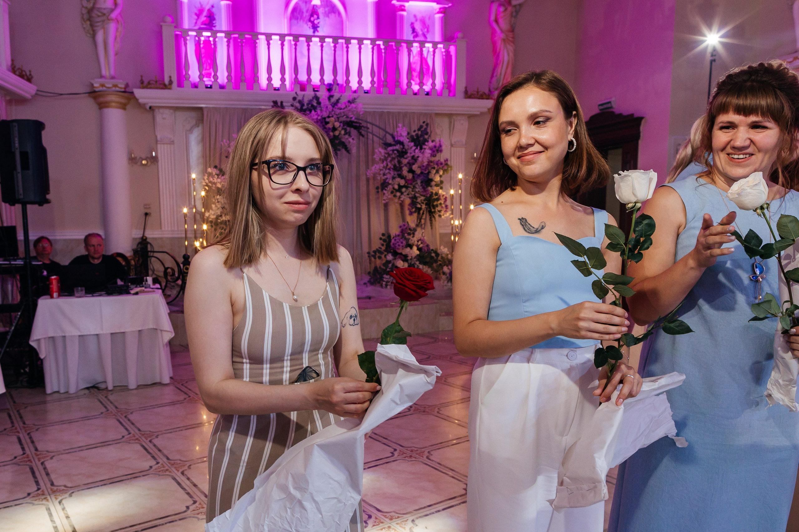 Трогательная выездная церемония в уютном ресторане. Олег Сверчков | Свадебный фотограф Вологда