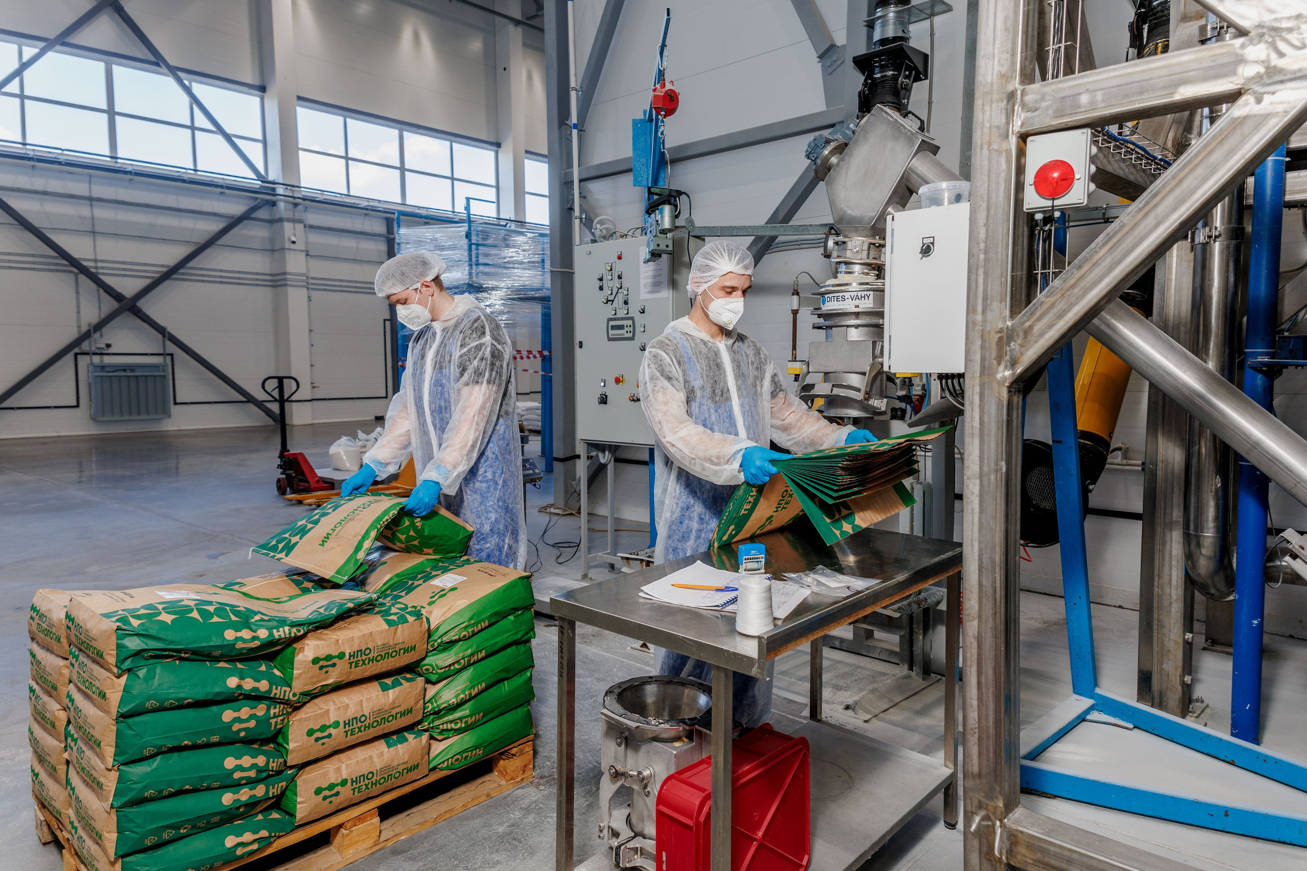 Рабочий процесс — сотрудники контролируют этапы производства