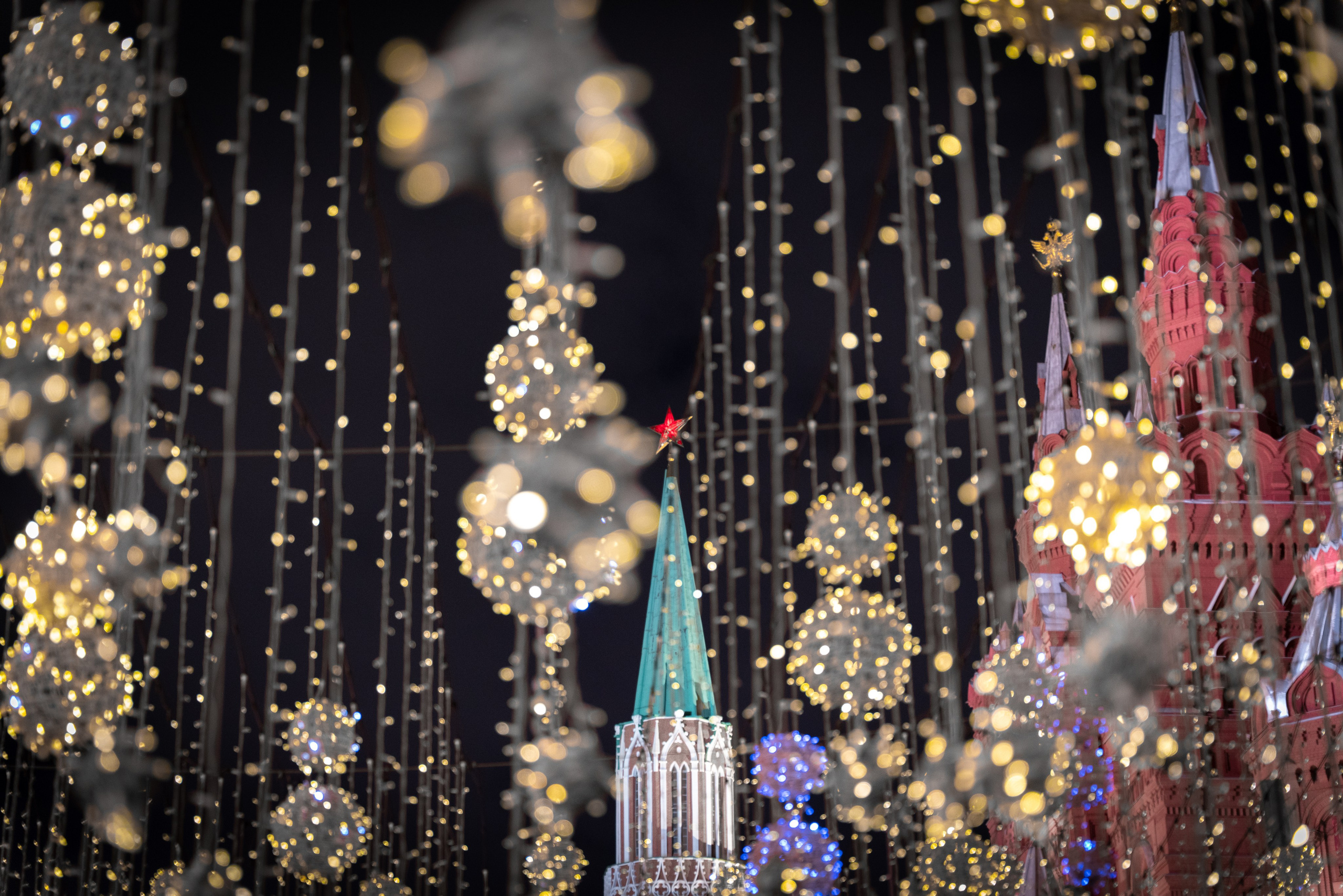 УЛИЦЫ. ПОБУДЬ ЗДЕСЬ И ЦЕЛЕЕ БУДЕТ ЭТОТ МИР