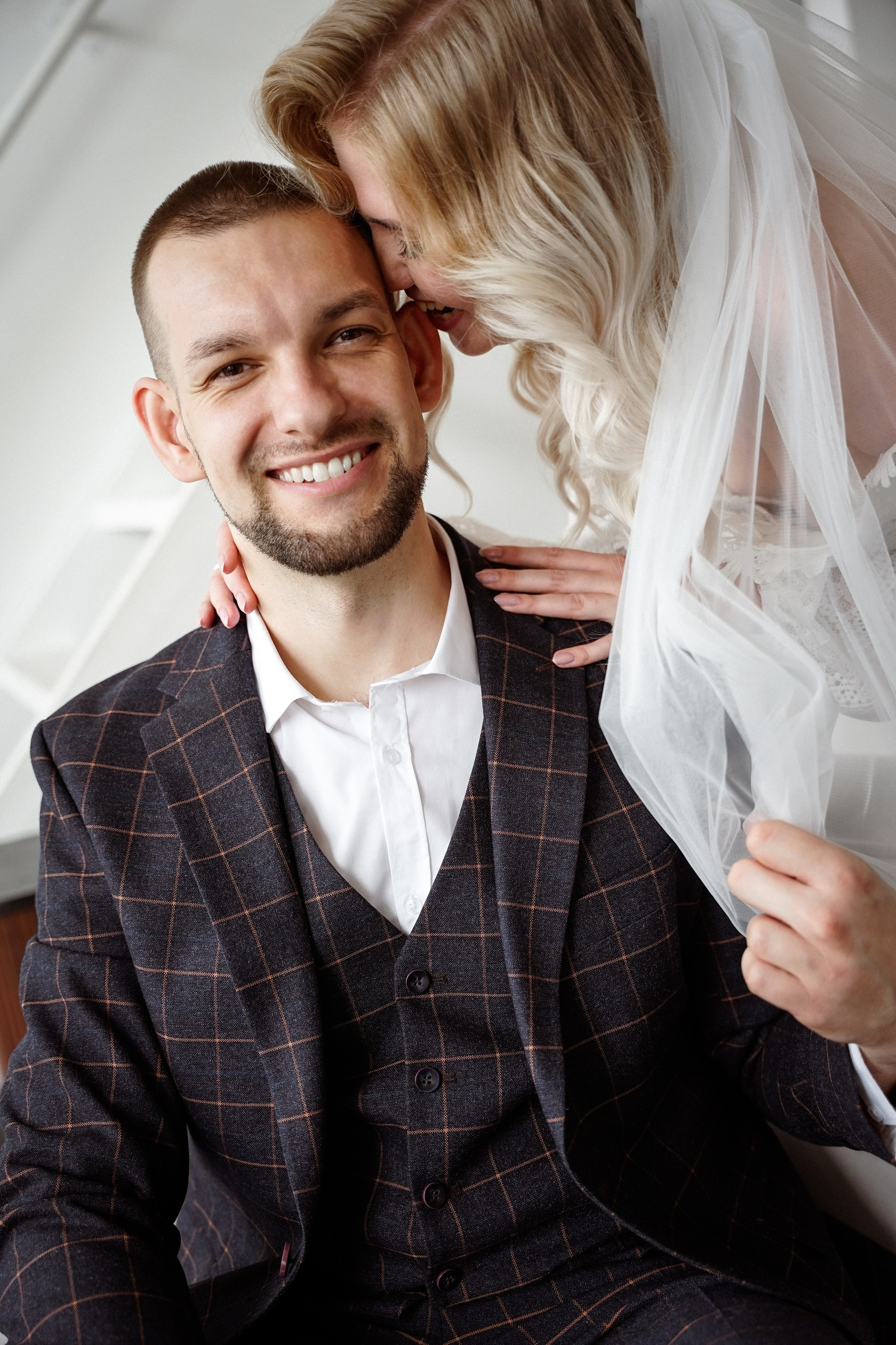 Свадебная фотосессия в студии с темным полом