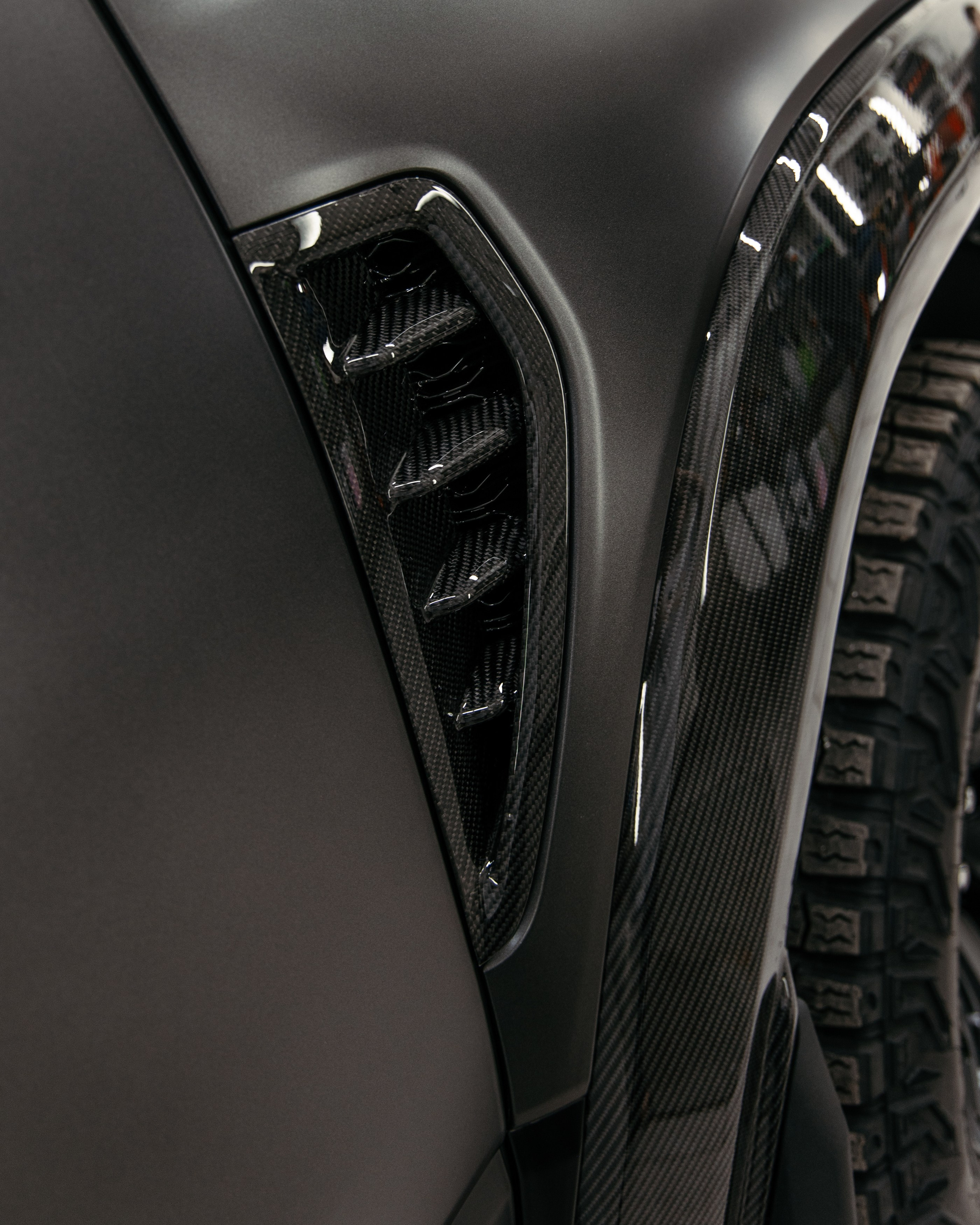 Ram TRX ламинация карбоном внешних элементов кузова, салона и установка распорки. DeLorein