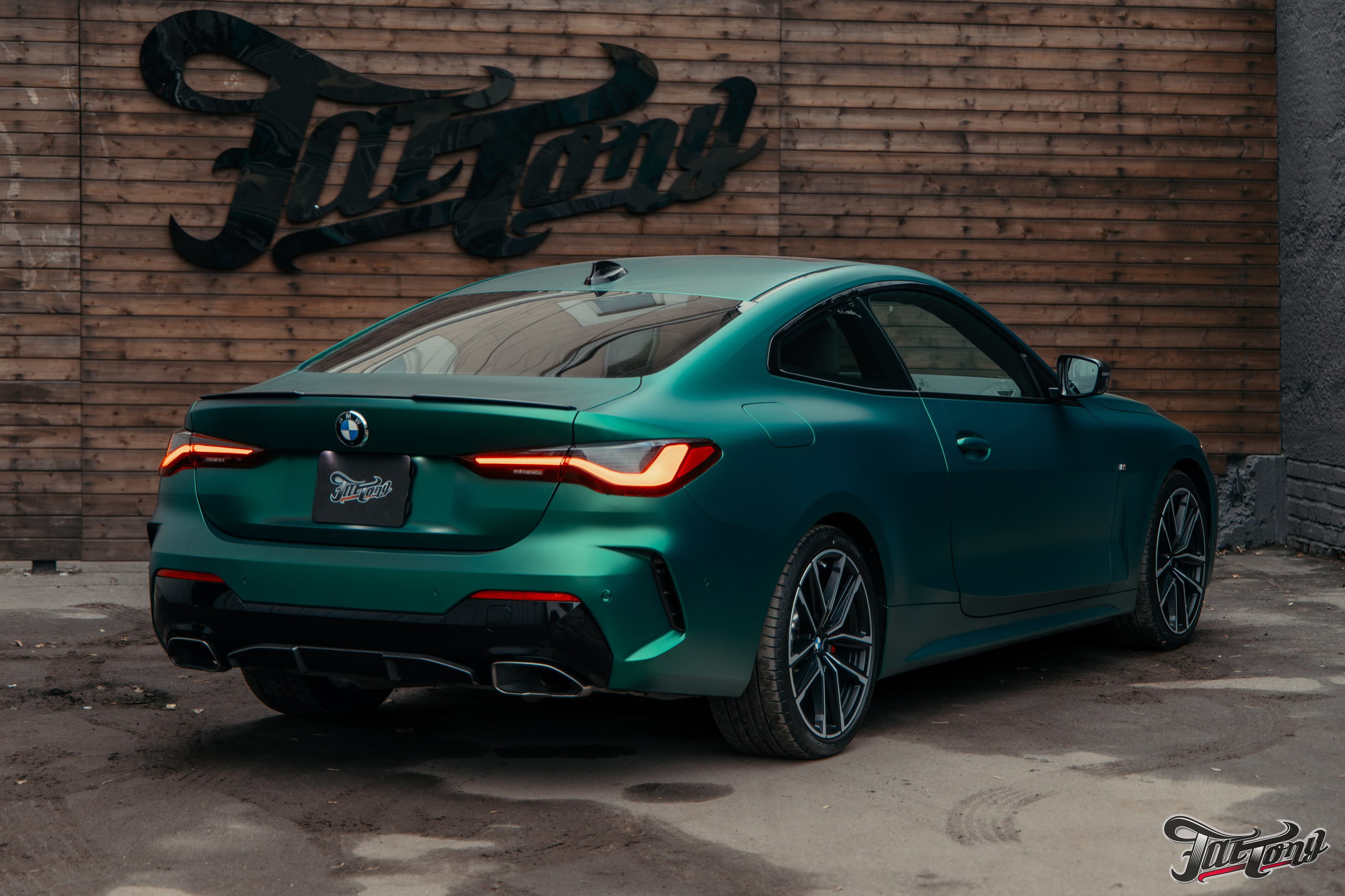 BMW 440i оклейка в цветной полиуретан Wematec matt green chrome с проемами. DeLorein