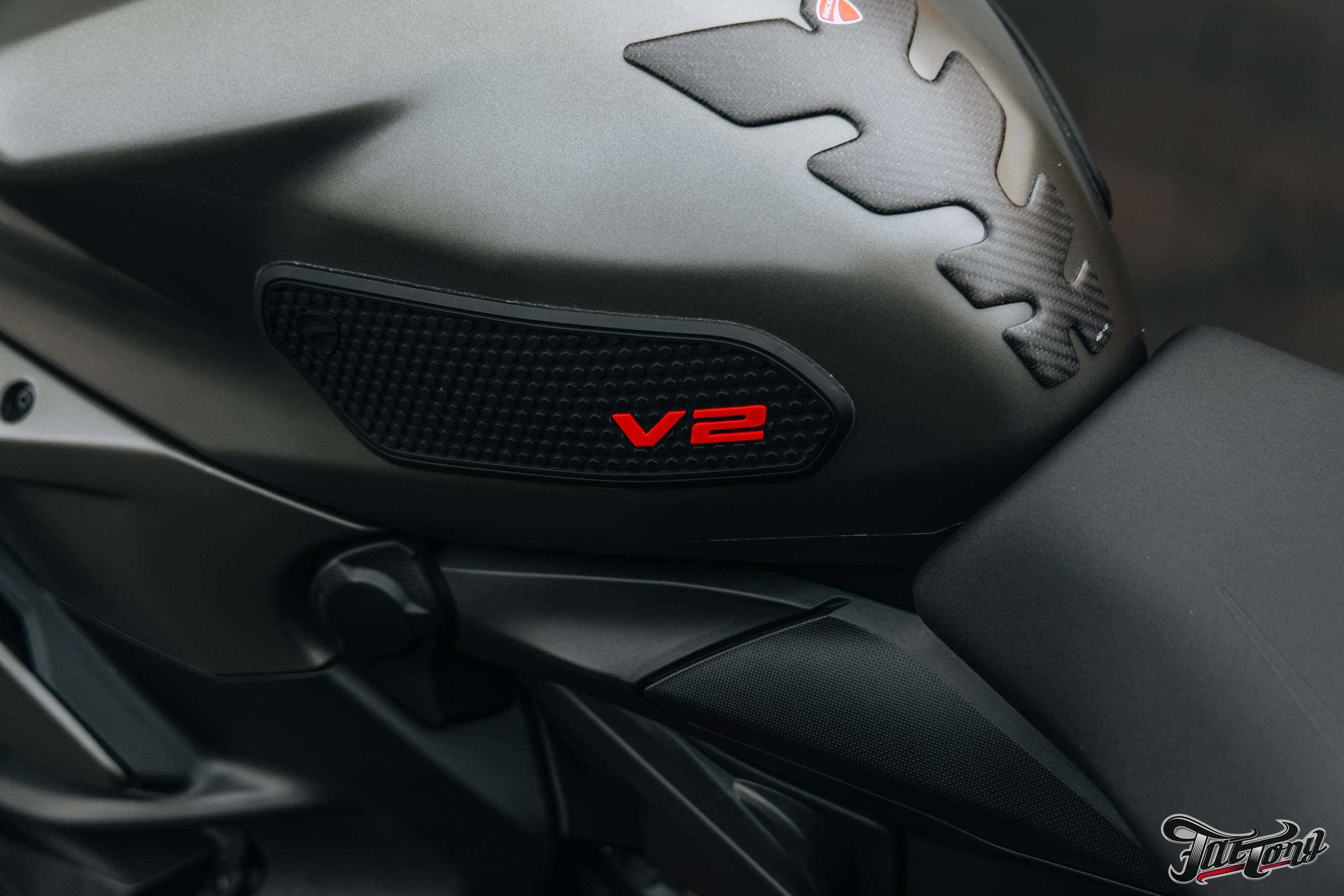 Ducati Streetfighter V2 окрас деталей в красный кэнди и черный мат. DeLorein