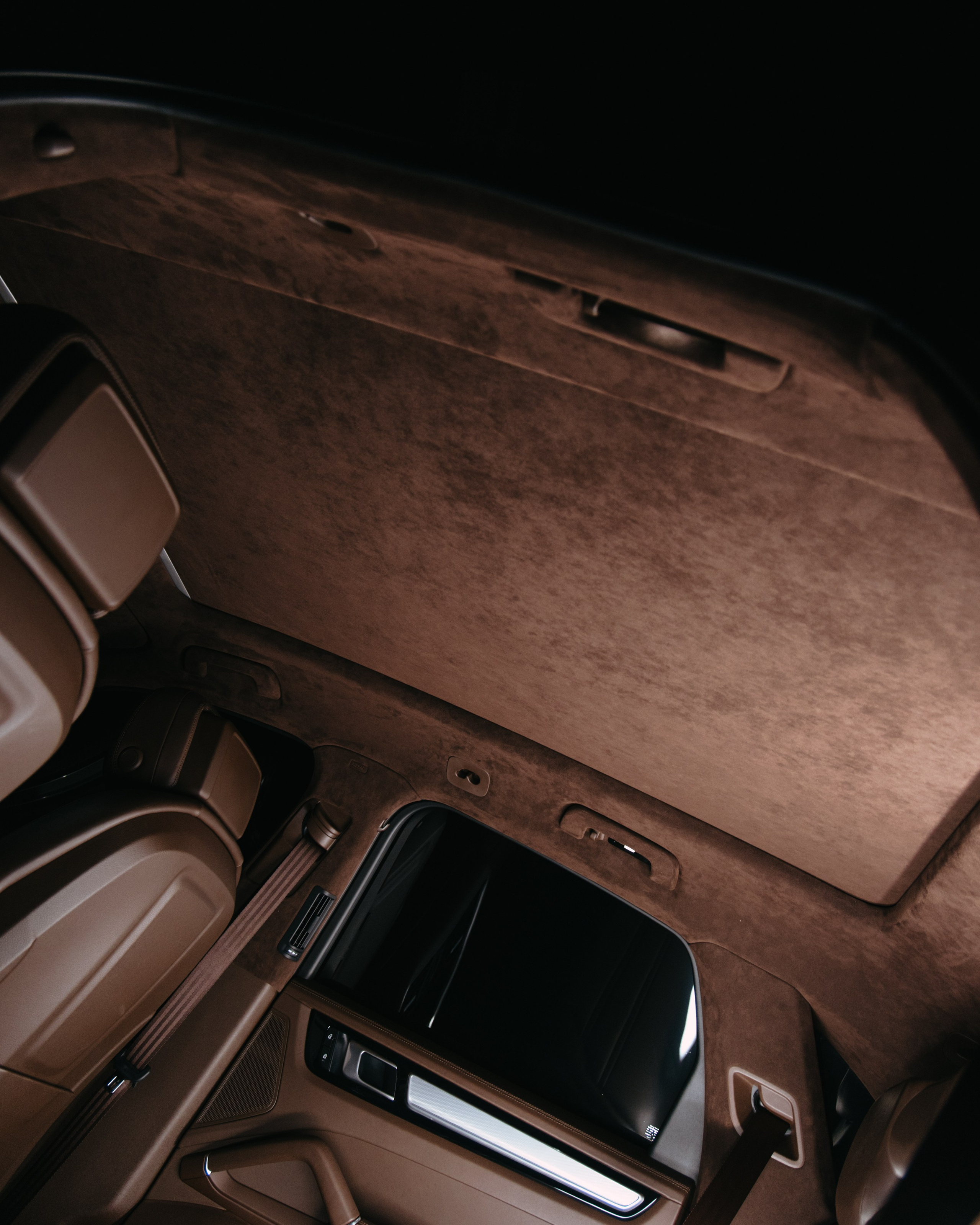 Porsche Сayenne пошив потолка в коричневую алькантару. DeLorein