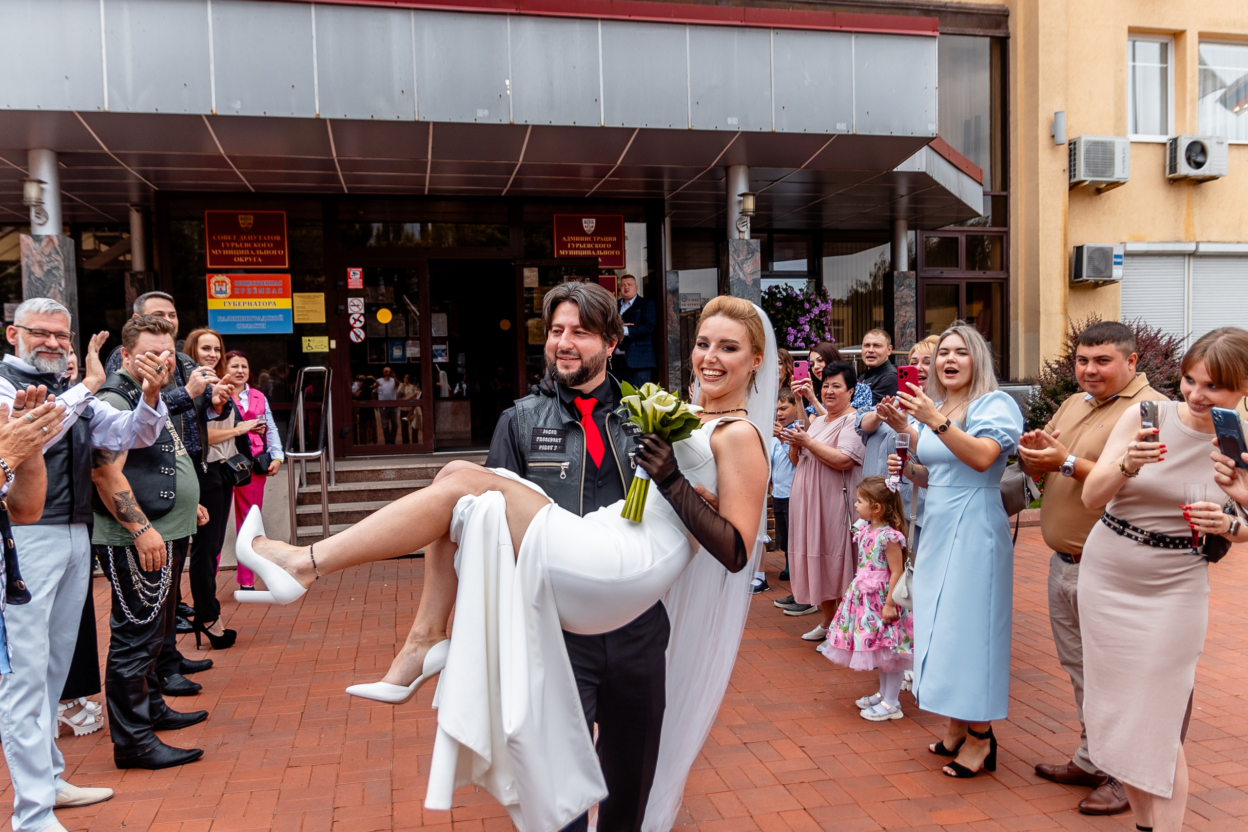 Евгений Саранцев, президент мотоклуба «Garage 13 MCC» и прекрасная Ирина. Фотограф Елена Медок Калининград