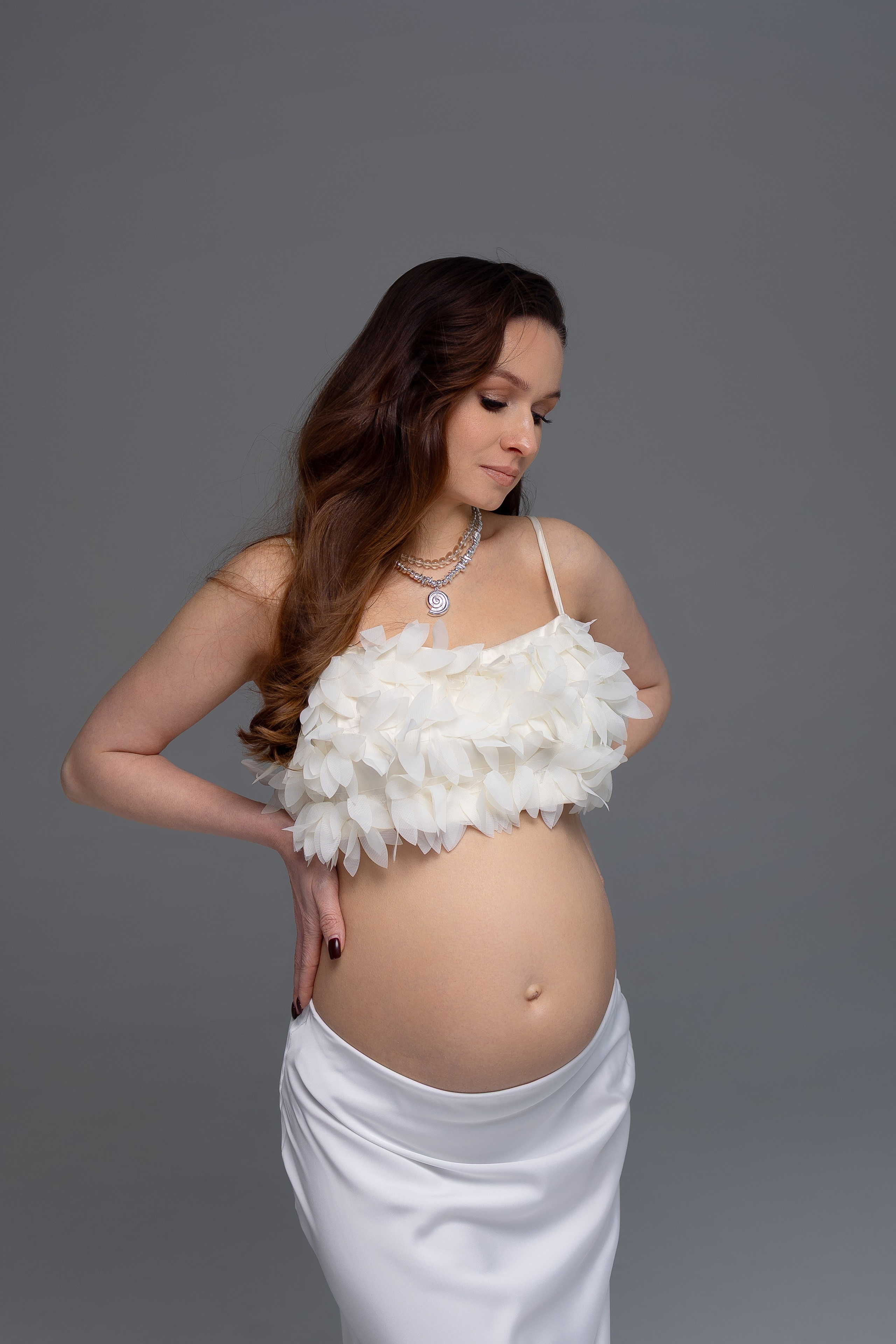 Вероника, классическая портретная фотосессия беременности в студии. Семейный фотограф в Москве Марина Петра