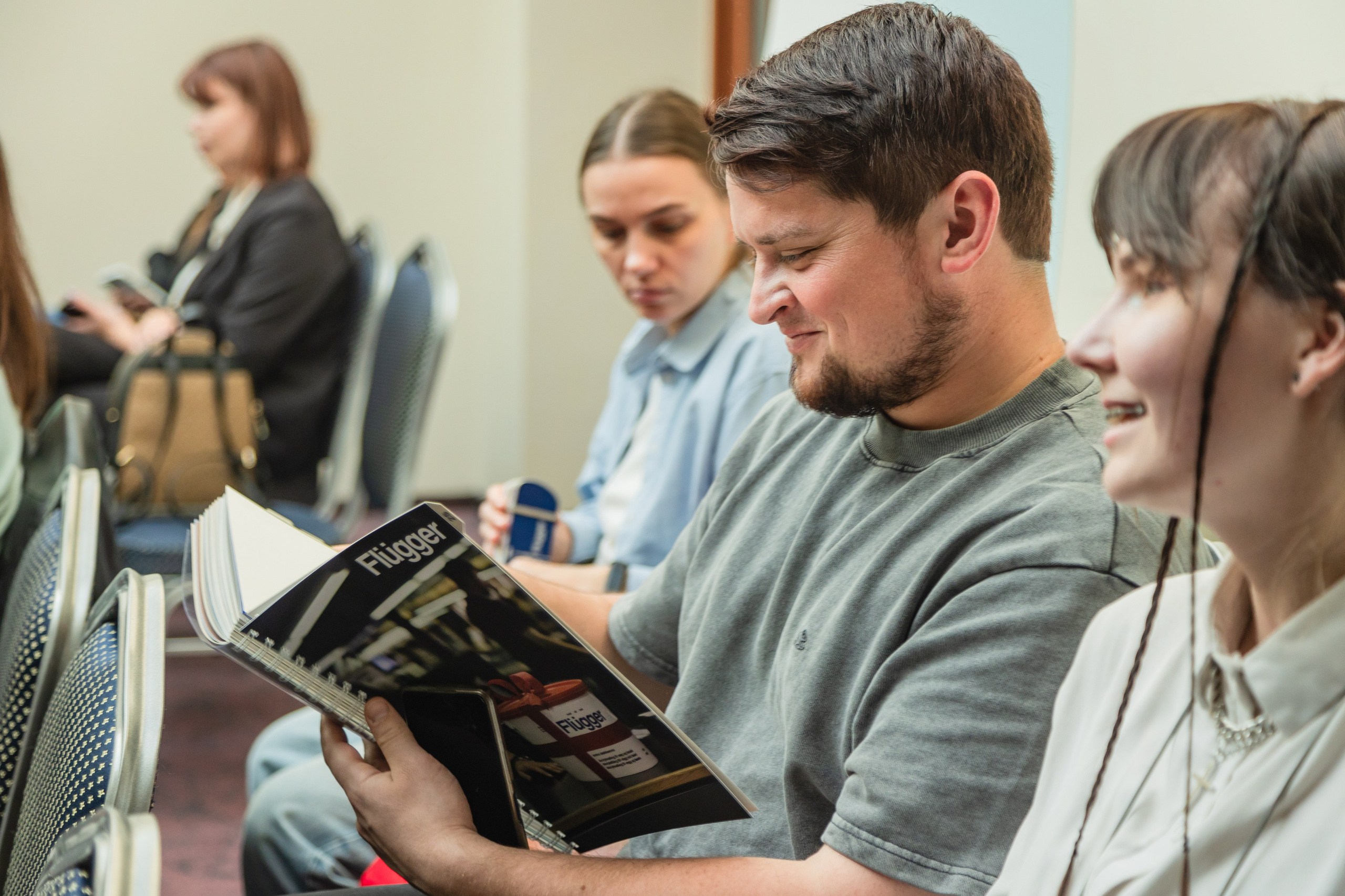 Репортажная съемка. На каждом снимке всегда два человека: фотограф и зритель