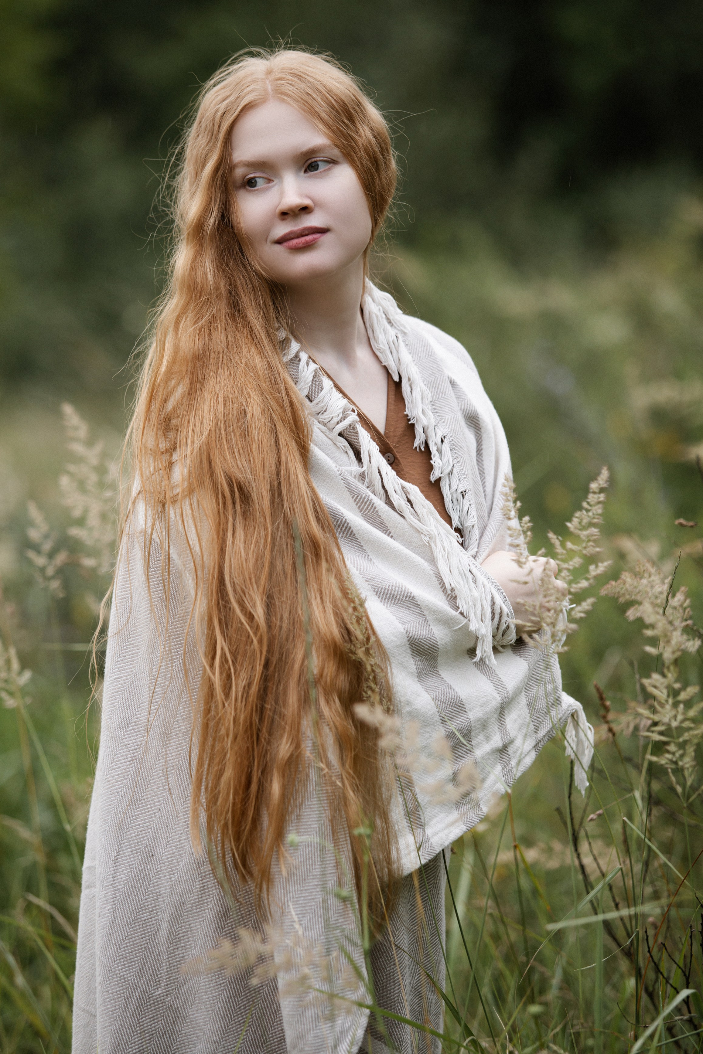 девушка с очень длинными волосами