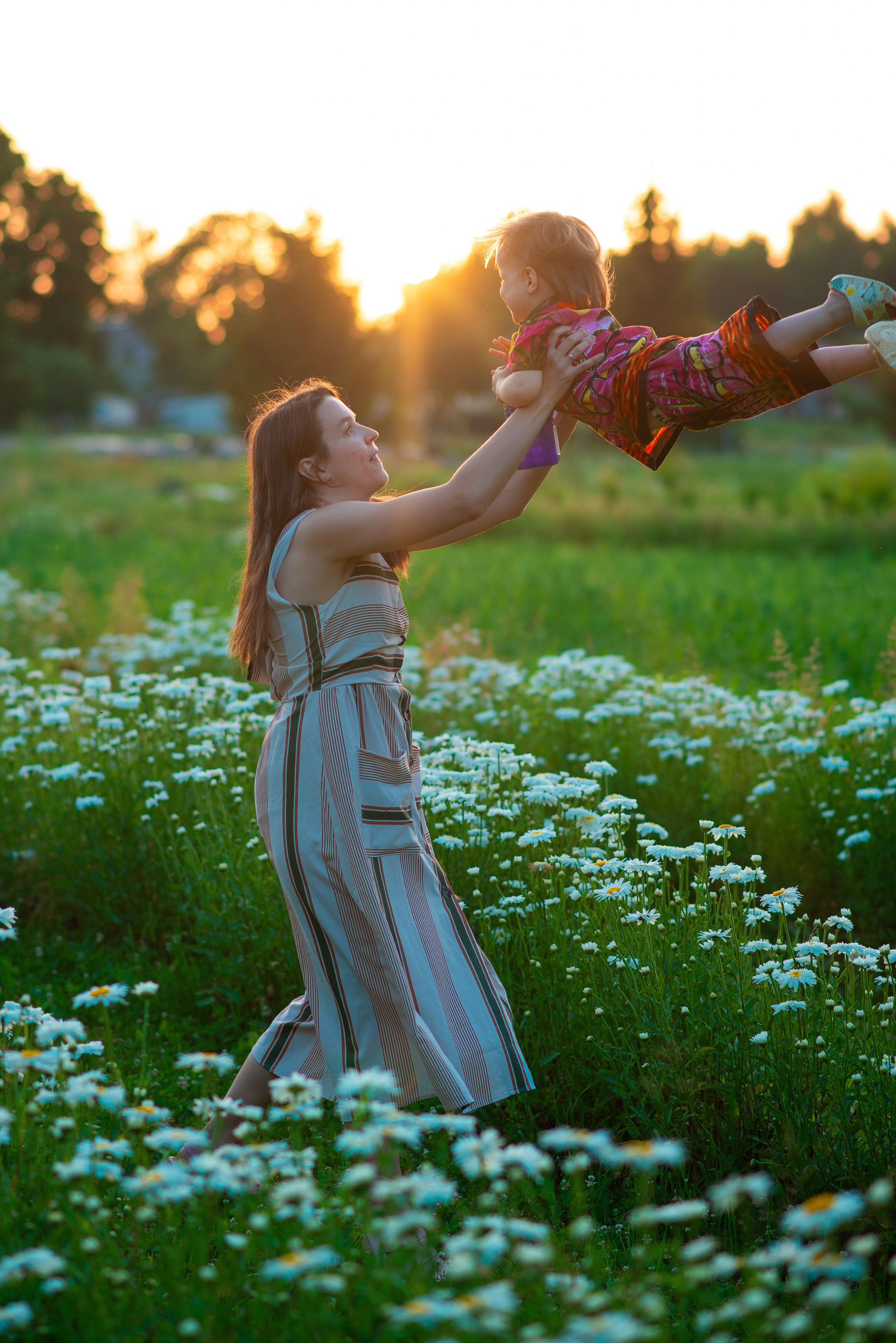 Вероника с семьей в ромашках. Семейный фотограф на выписку из роддома и крещение Минск Настя Гришук