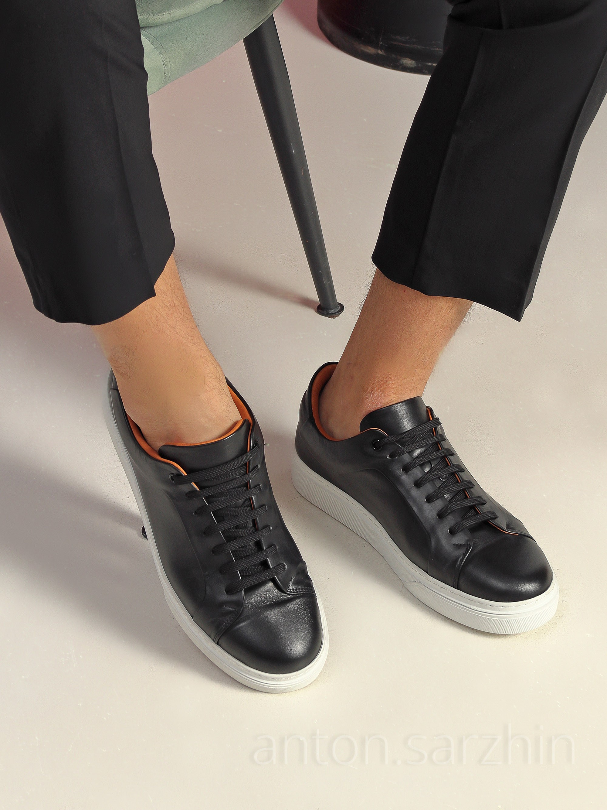 Съемка мужских туфлей на модели в интерьерной студии