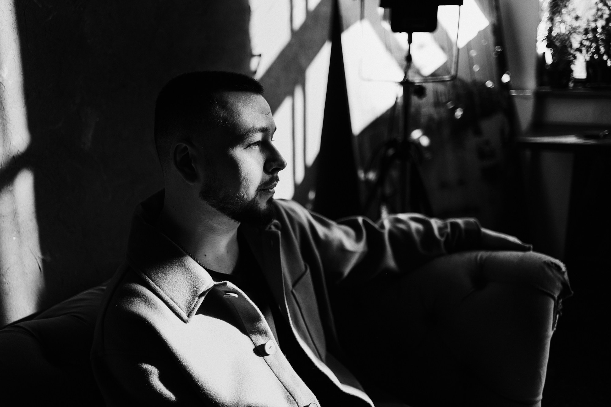 Мужской портрет в студии Тюмень — Фотосессия для мужчин | Дарья Мустафина. Портретный фотограф Тюмень Дарья Мустафина