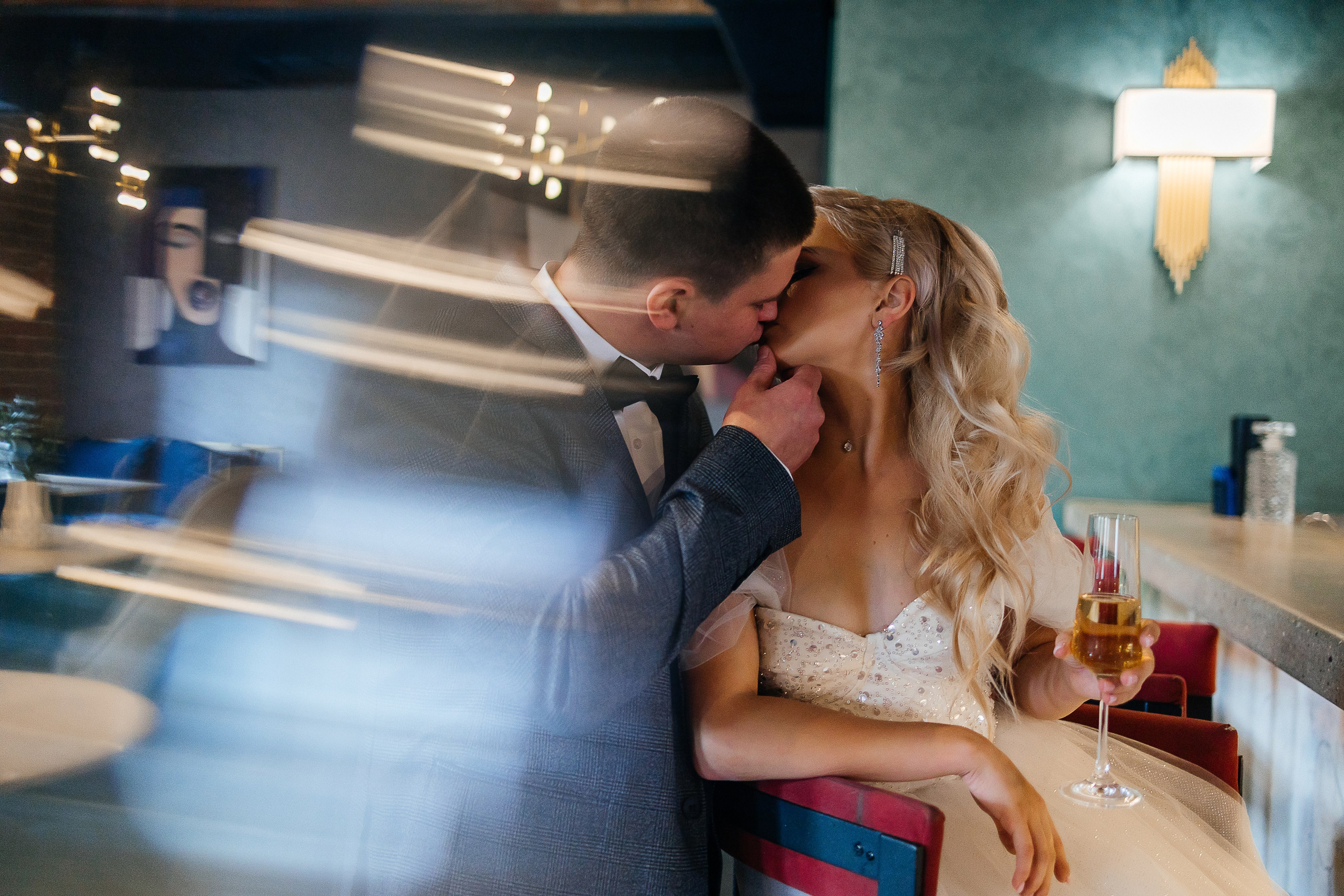 Стильная фотосессия пары в интерьерах ресторана. Олег Сверчков | Свадебный фотограф Вологда