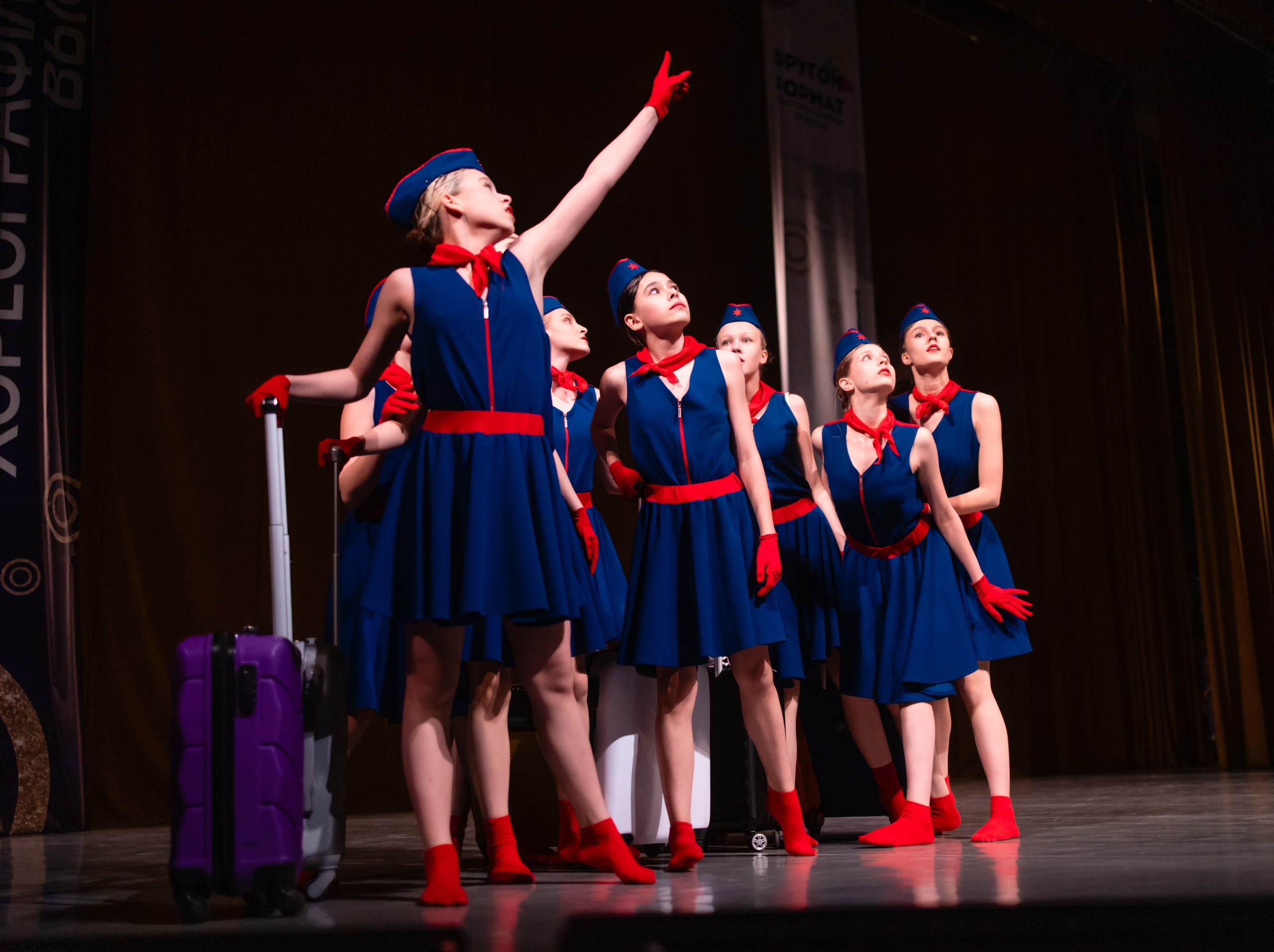 Сцена полностью заполнена участниками флешмоба, вид сверху, отель «Санкт-Петербург».