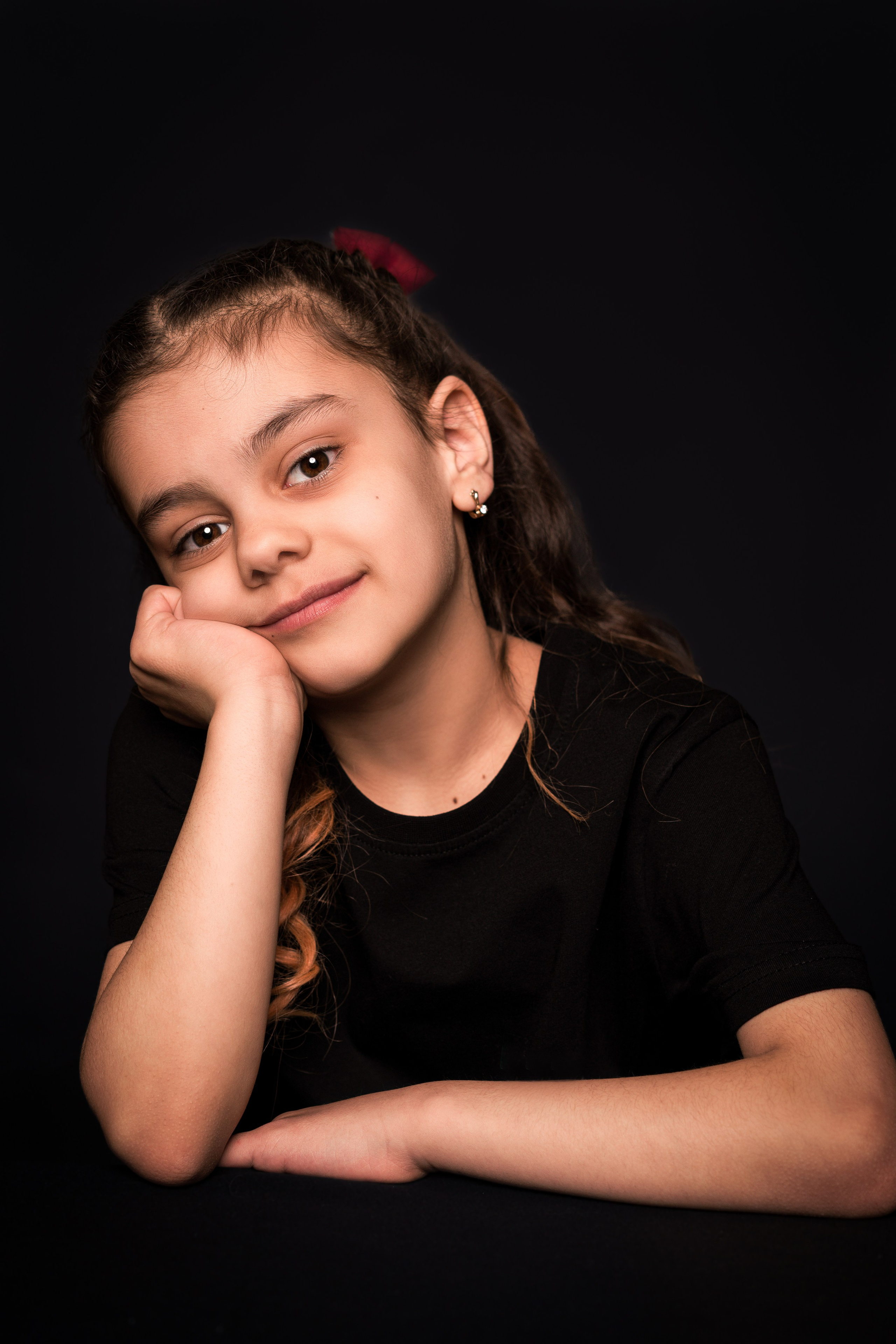 Детский сад, портреты на чёрном фоне. Фотограф Шунова Саша