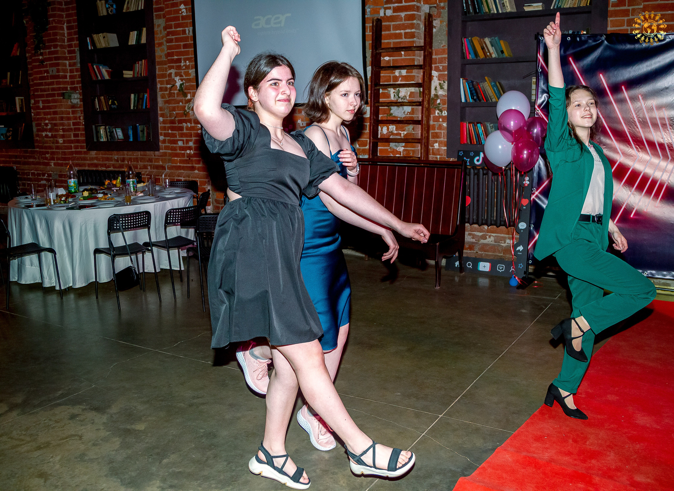 Выпускной 2023 (Школа 548; 9 Ж класс) AG Loft «Библиотека», Москва. Репортажная съемка в Москве и области. Анималистика