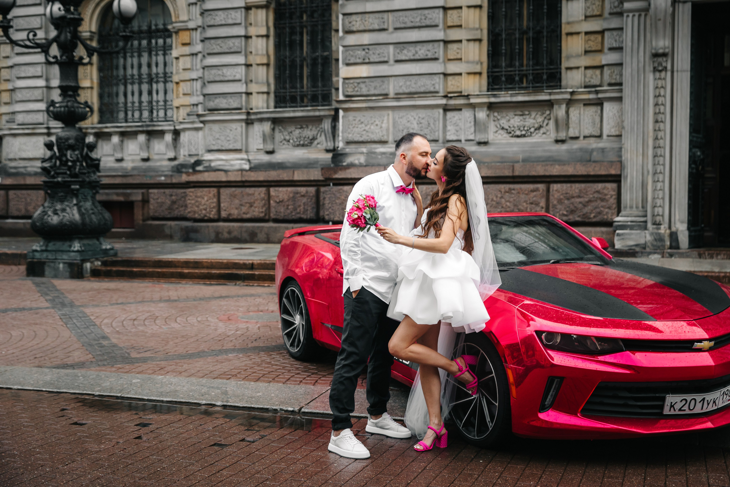 ДВОРЕЦ № 2 | Июль, кабриолет, академия Штиглица. Свадебный фотограф в Санкт-Петербурге Полина Корзухина