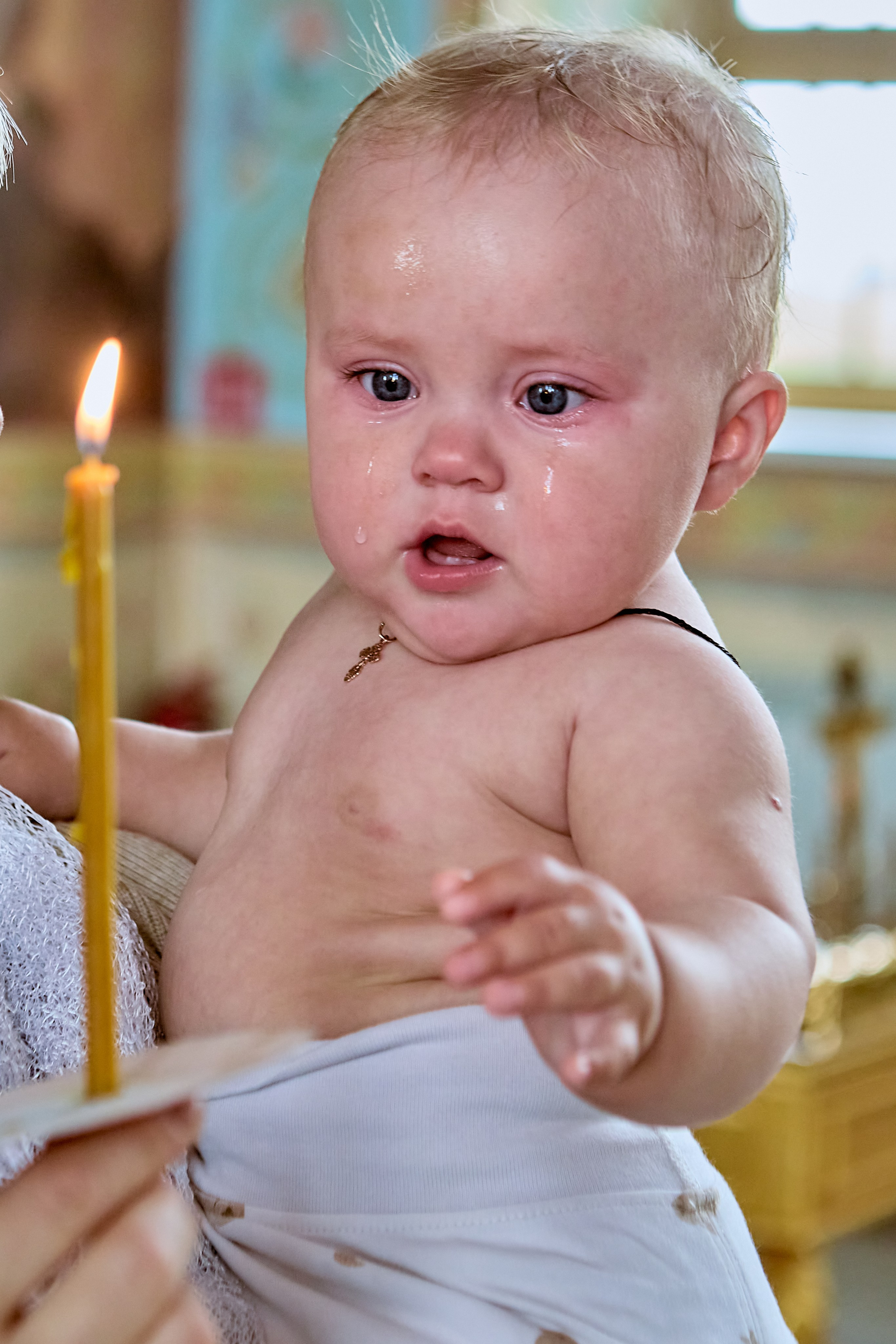 Взгляд на свечу фото с таинства Крещения фотограф Николай Голованов 