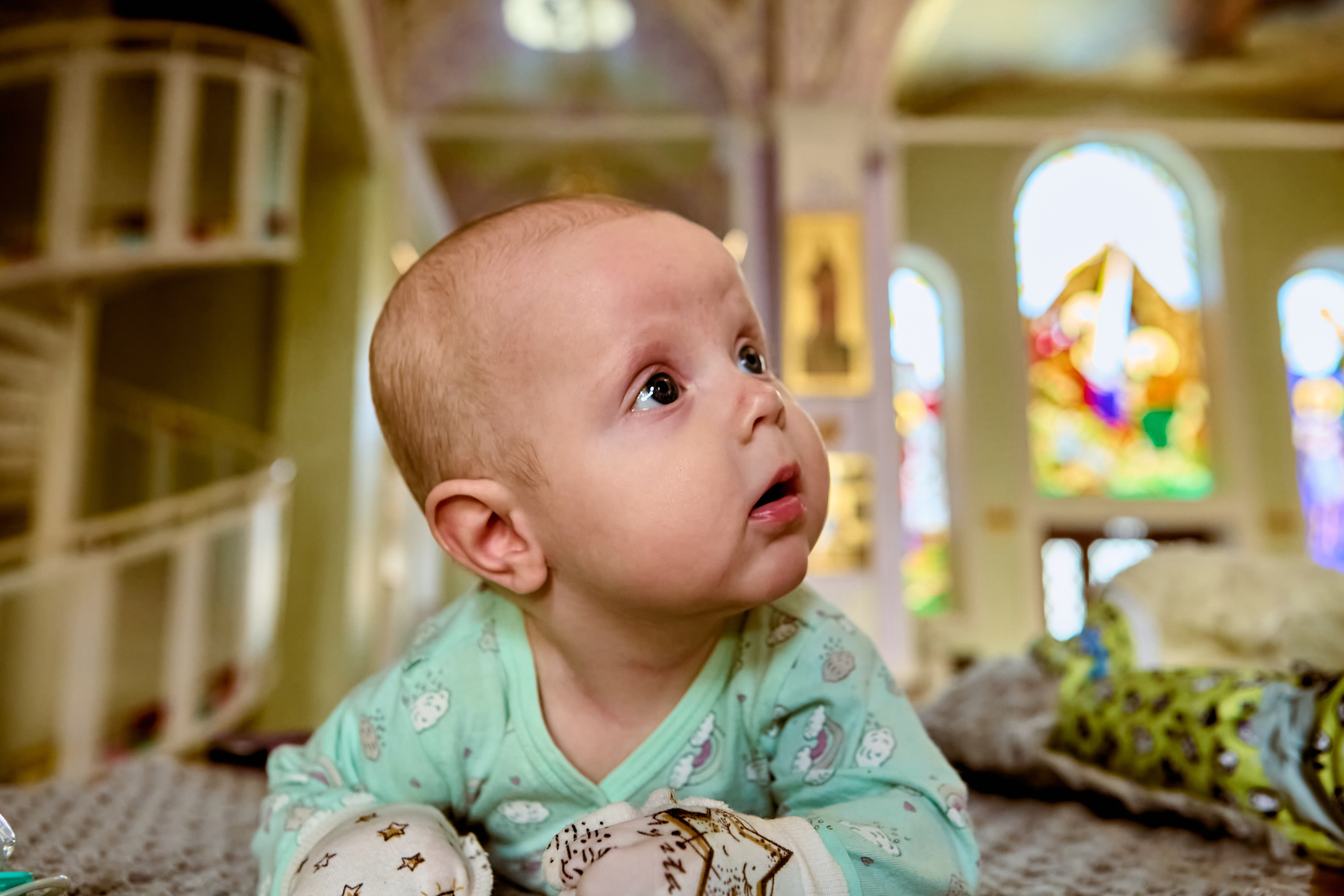 Изучающий взгляд малыша в храме пророка Божия Илии в гор. Дзержинске на крещении