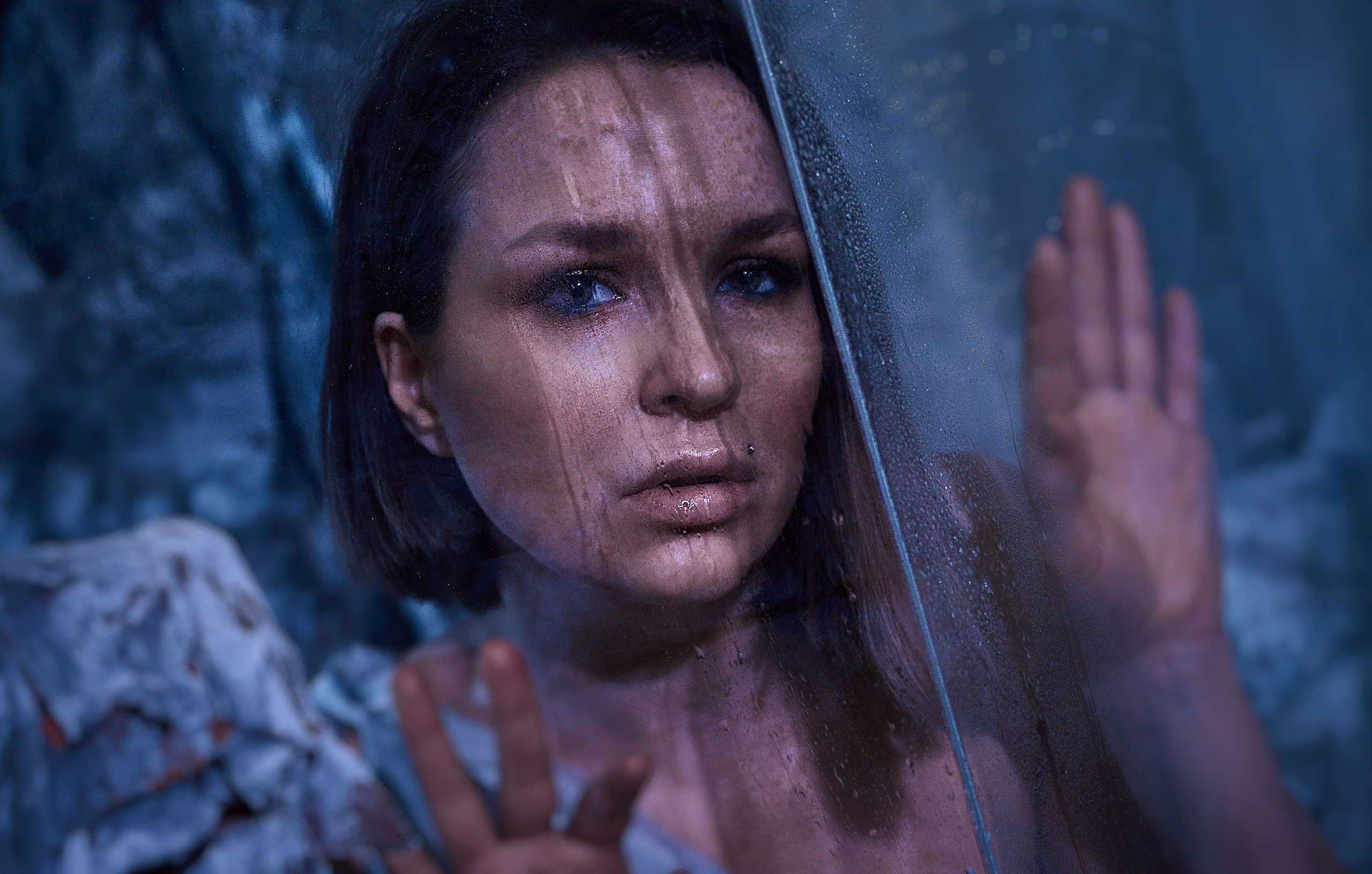 Фотосессия Ксении в декорациях «Лед» со стеклянным кубом