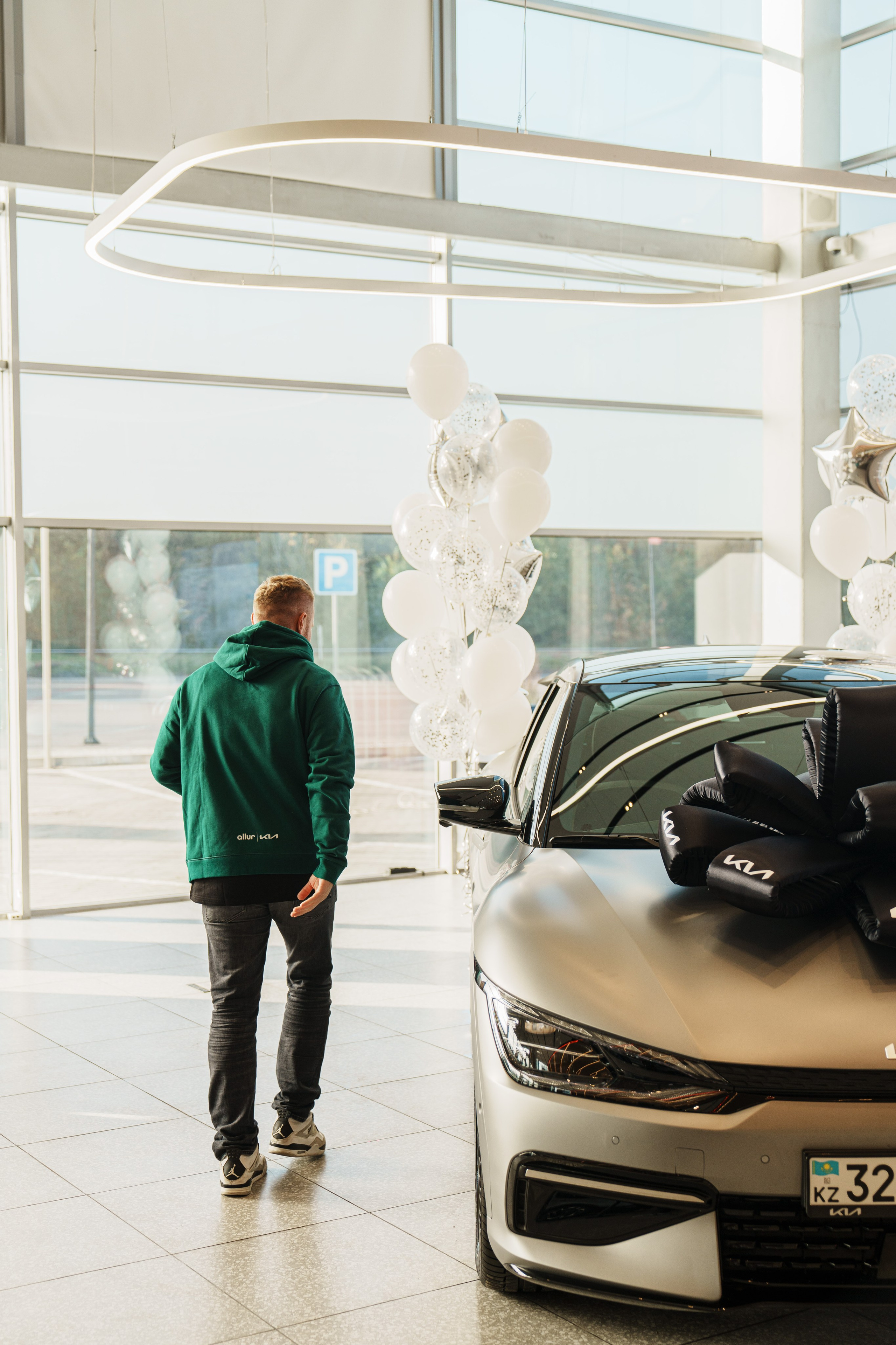 Kia EV6 Вручение Евгений Чебаткову. Фотограф TAULAN_1