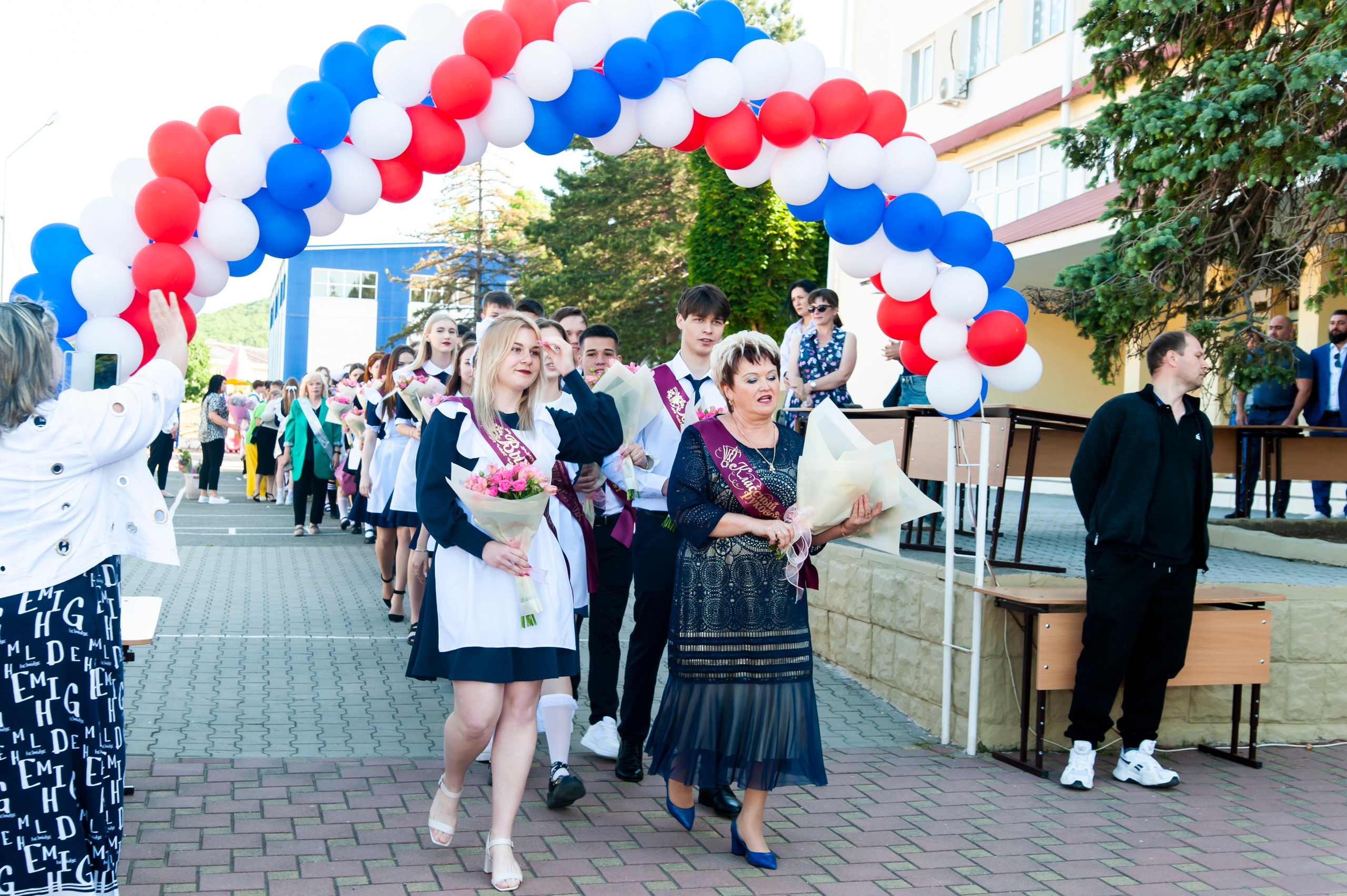 Последний Звонок МАОУ СОШ № 17 им. Эдуарда Есаяна — Архипо-Осиповка. Свадебный и семейный фотограф Денис Лукьянов в Краснодаре, Краснодарском крае и Республике Крым