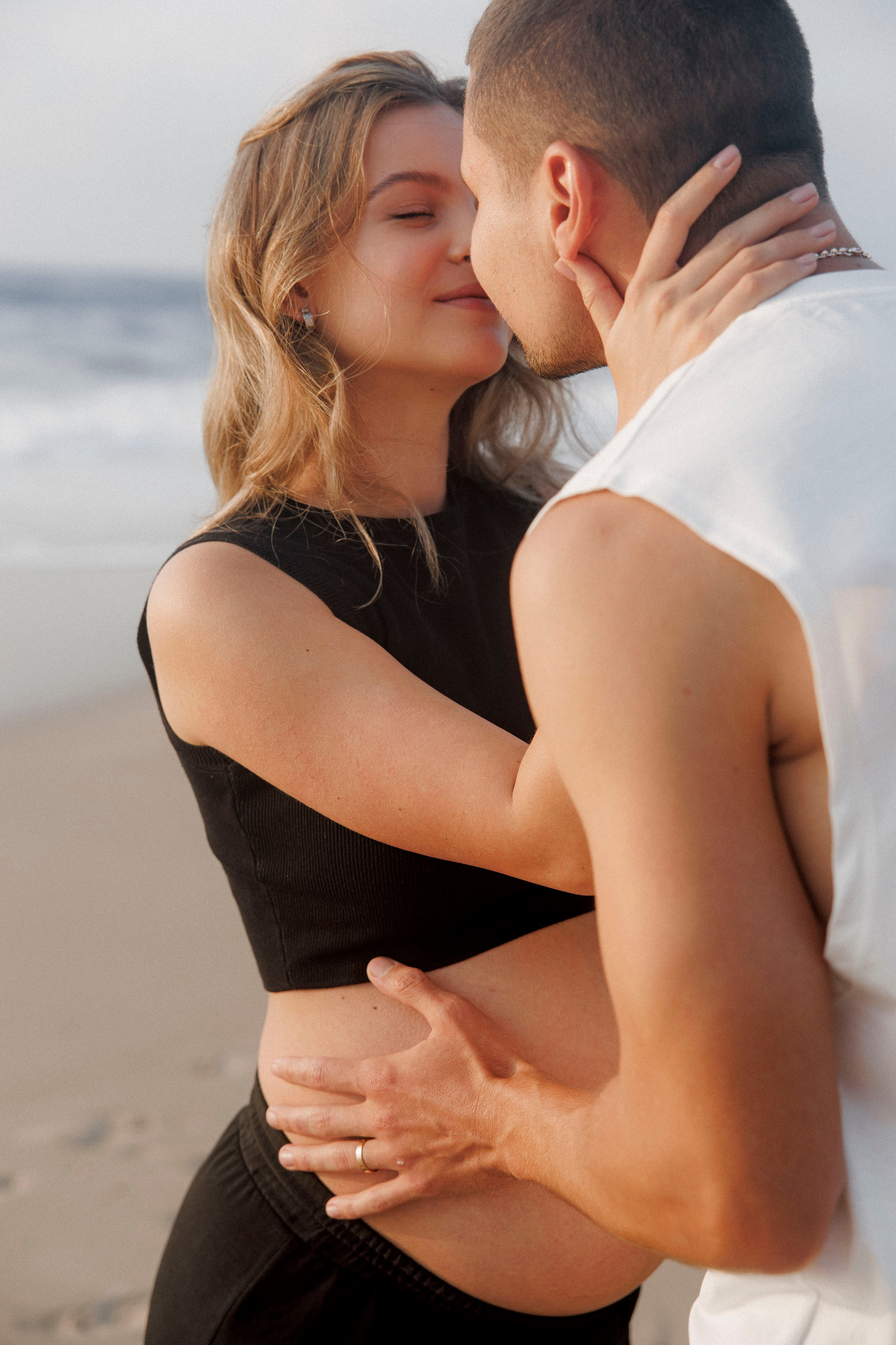 Pregnancy photoshoot near the sea (cloudy weather). Главная