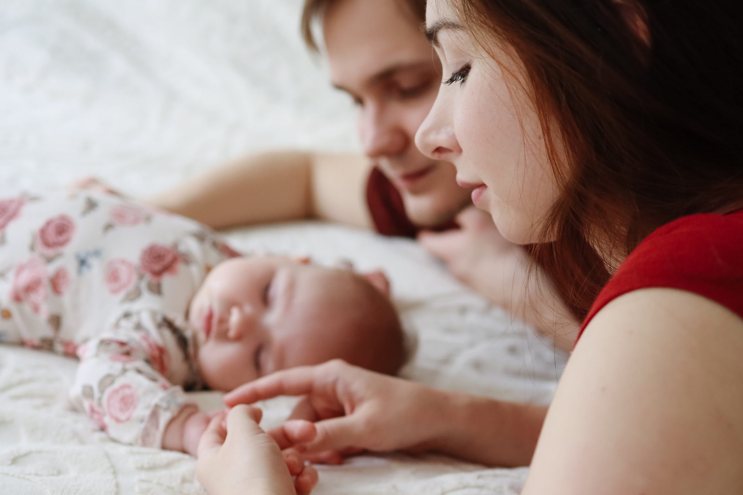 мама трогает пальчики младенца