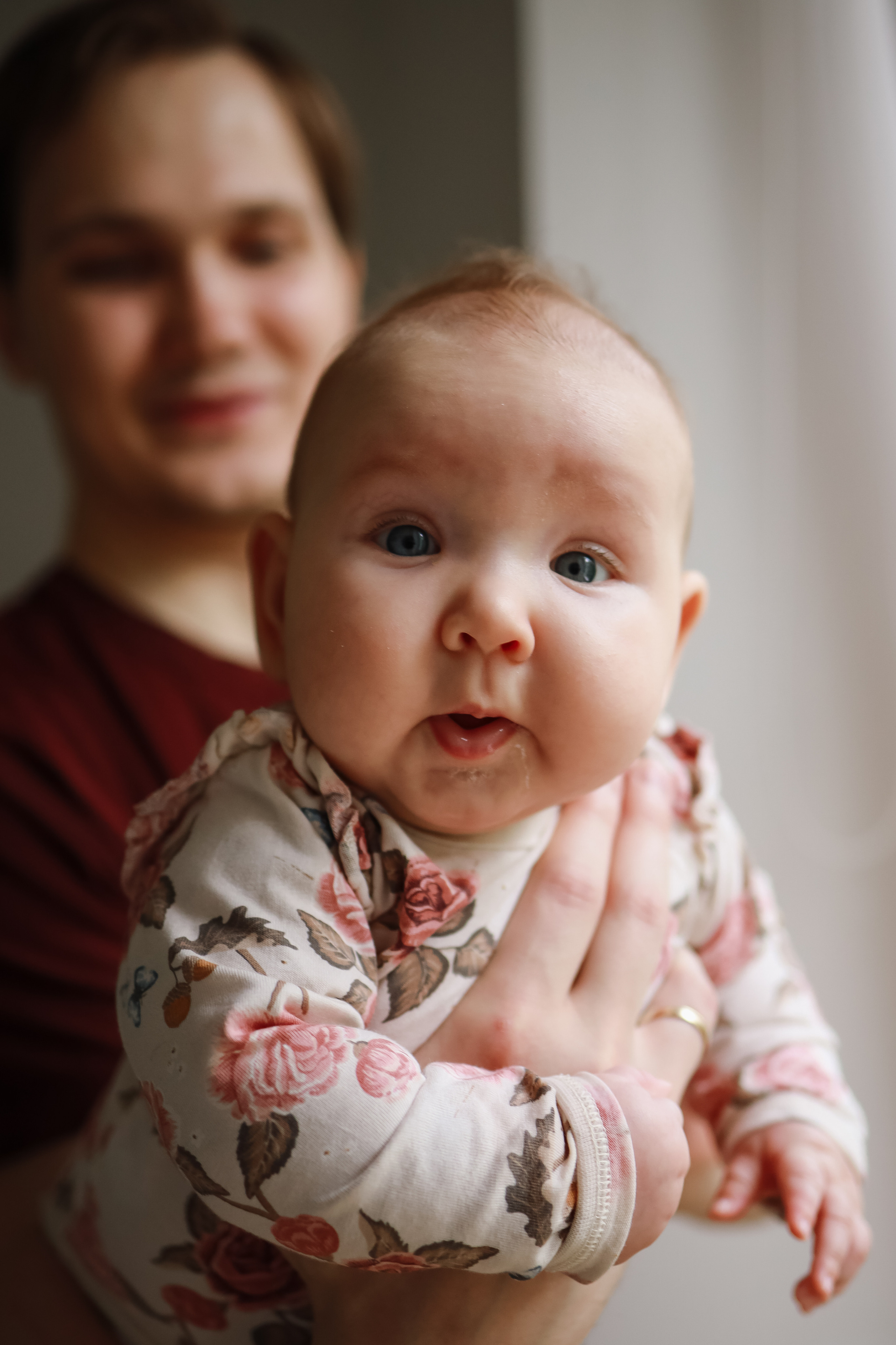 Младенец рна рукаху папы смотрит в кадр