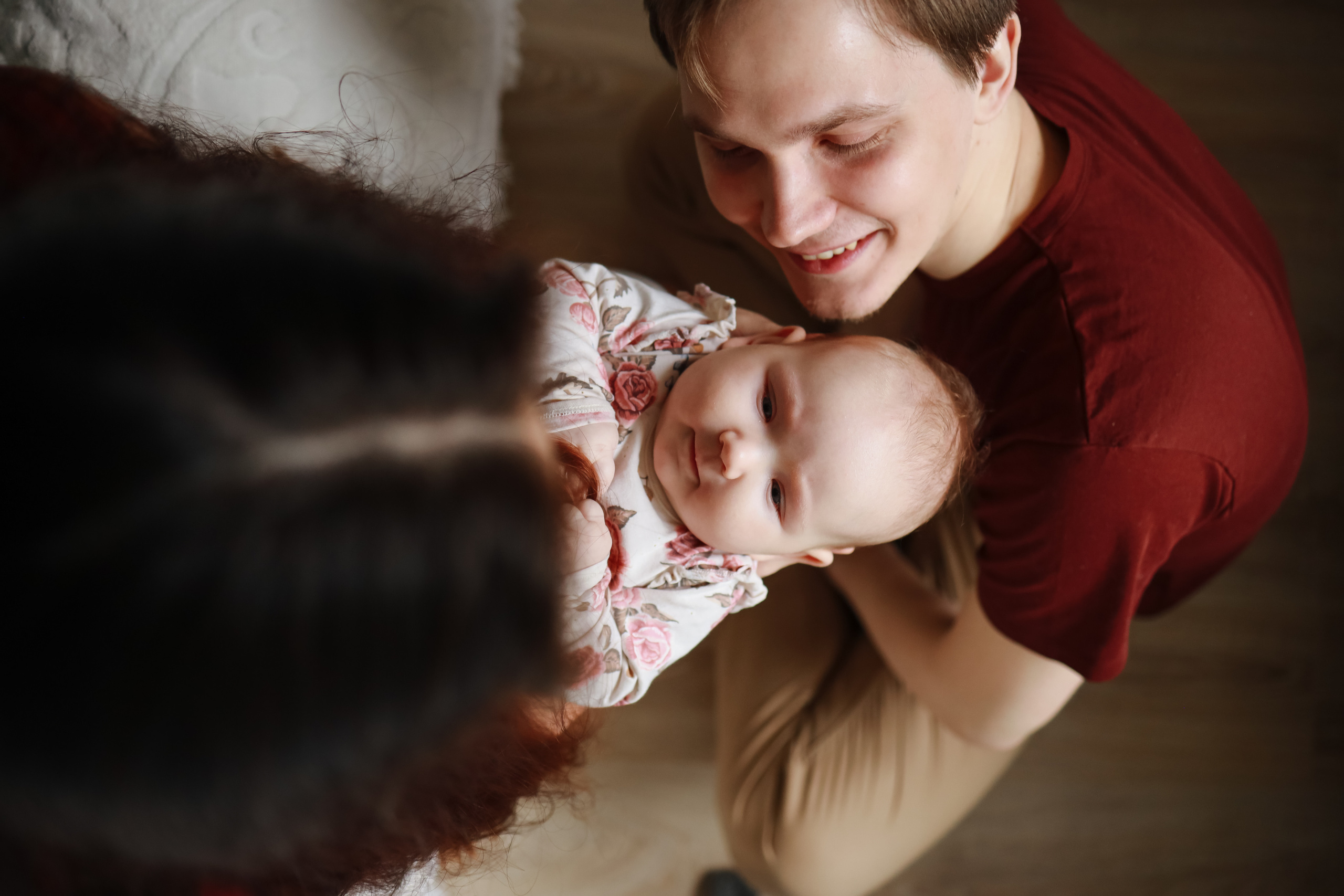 Милое фото папа смотрит на младенца на руках у матери