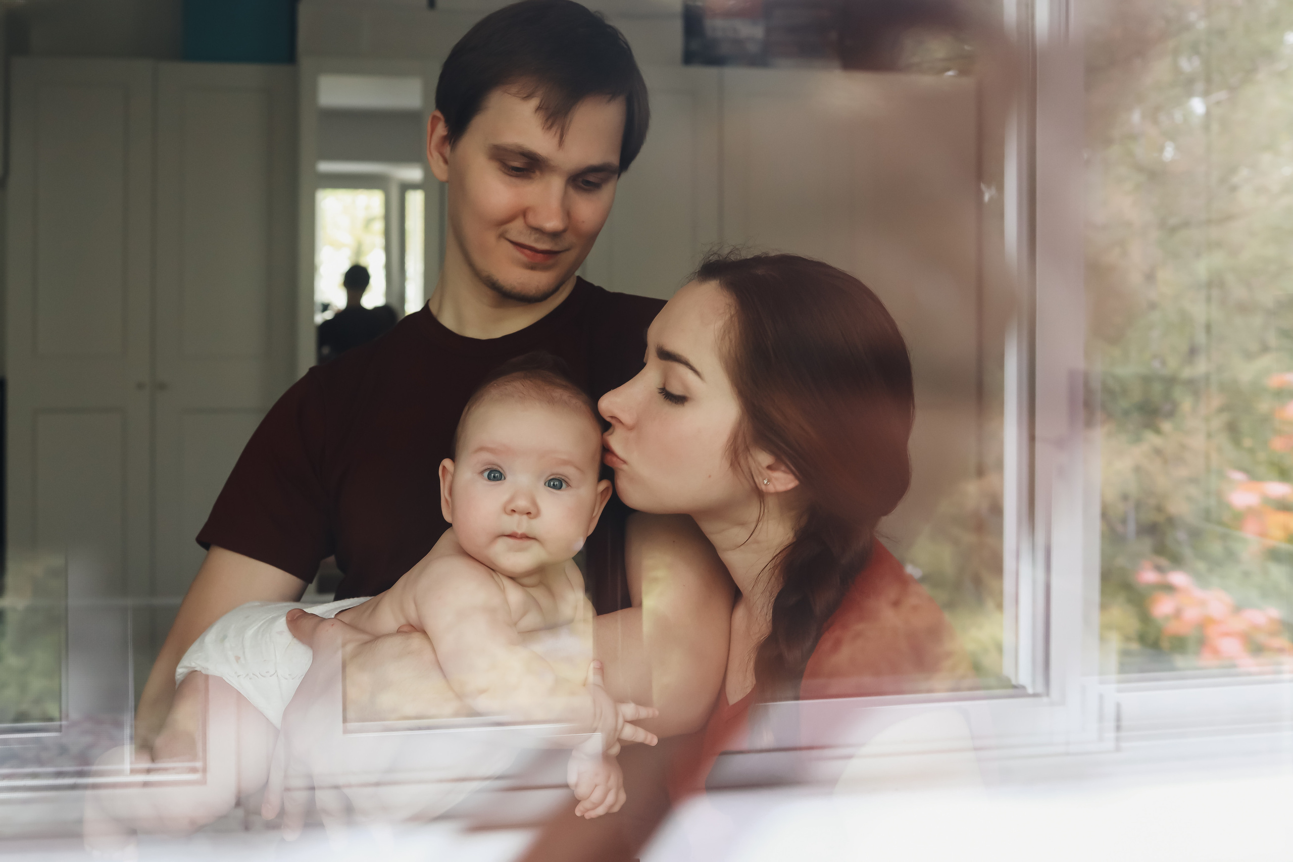 мама папа малыш через стекло