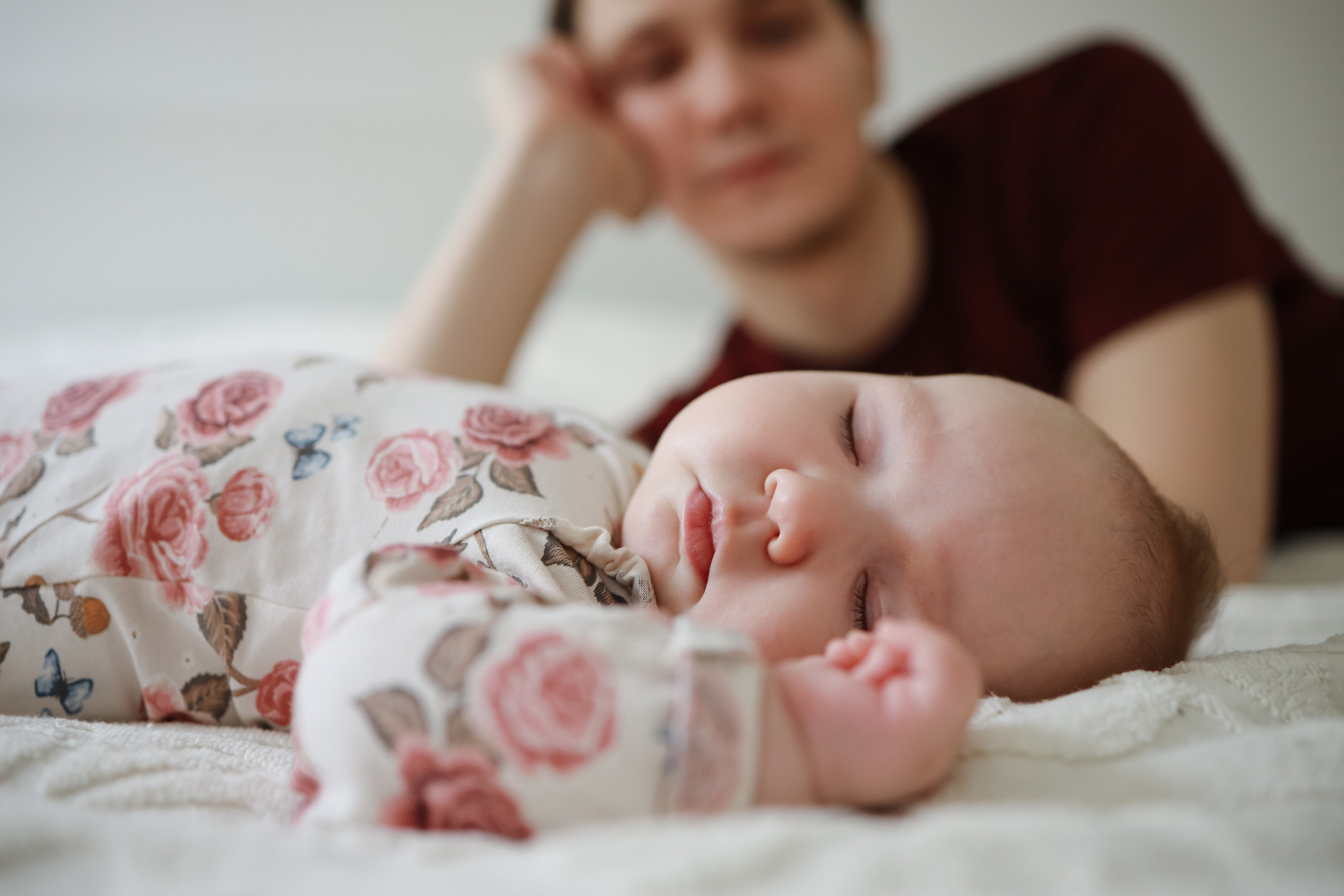 младенец спящий крупно папа на фоне