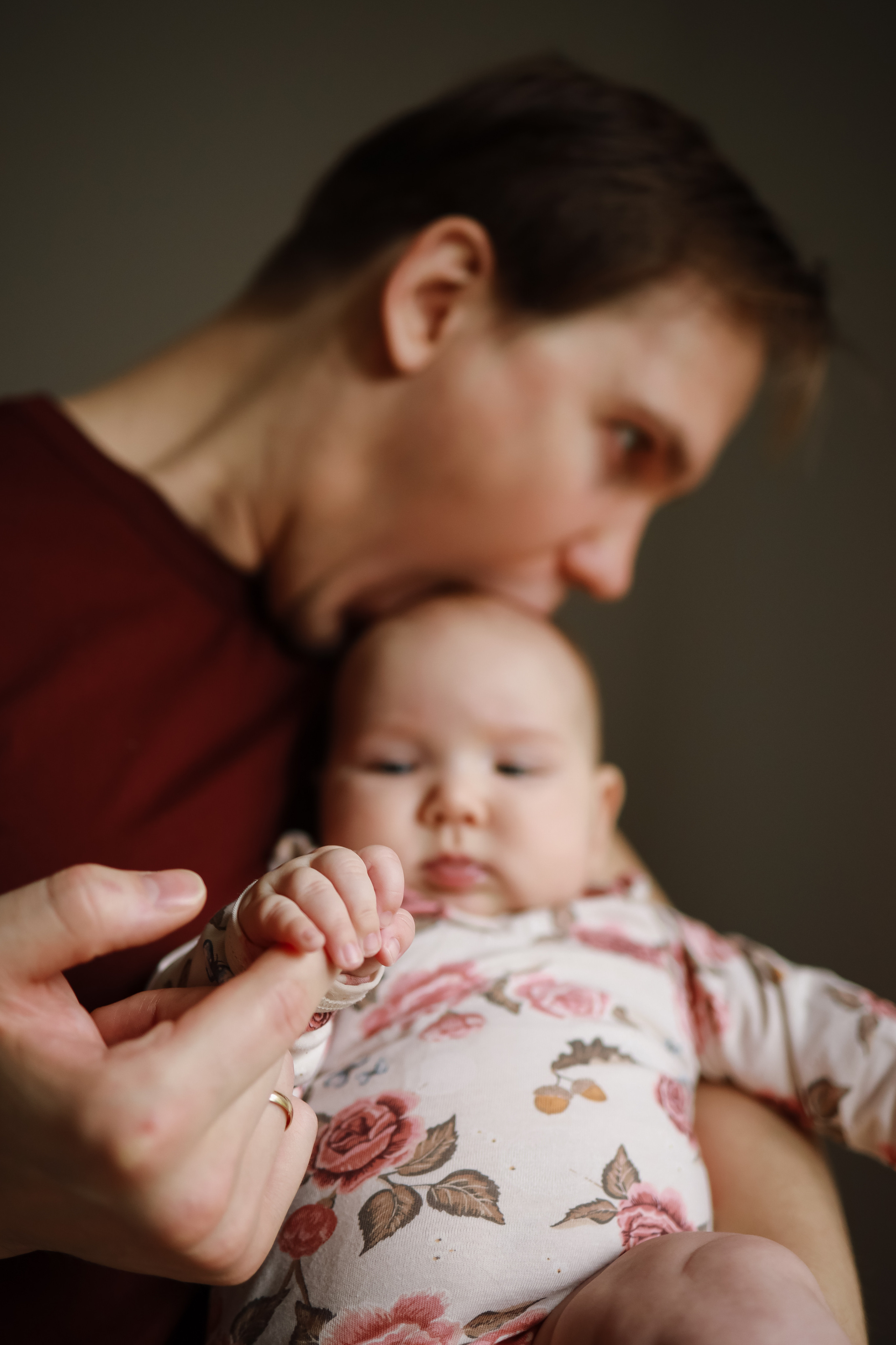 Папа кусает младенца