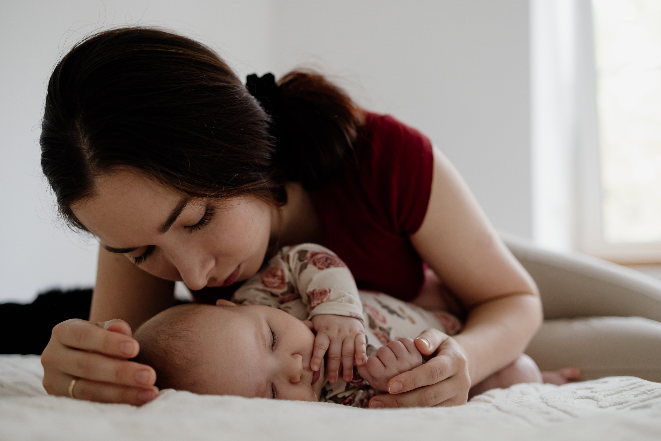 мама целует роворжденного