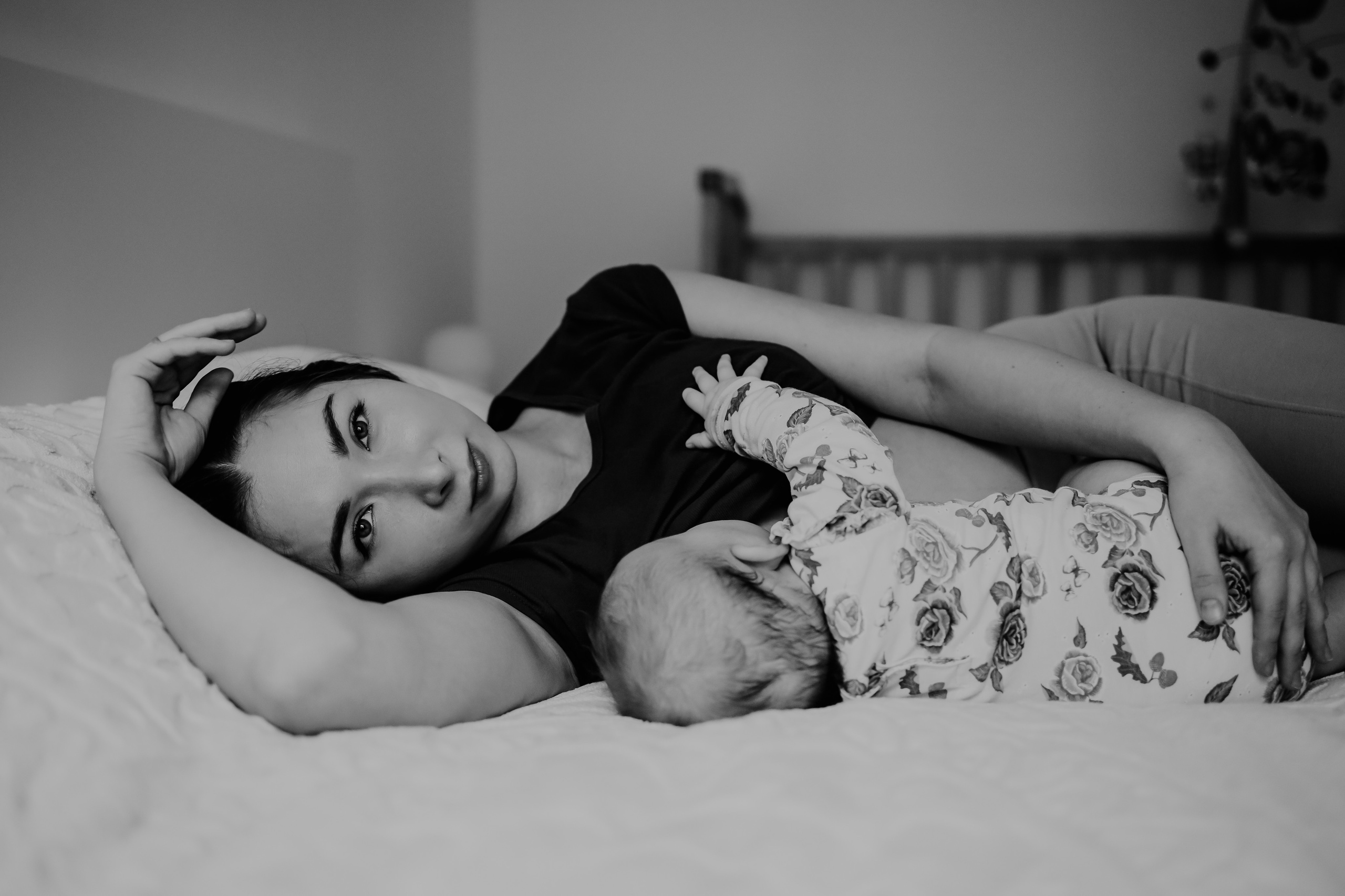 Мама с младенцем лежат на кровати черно-белая фотографися