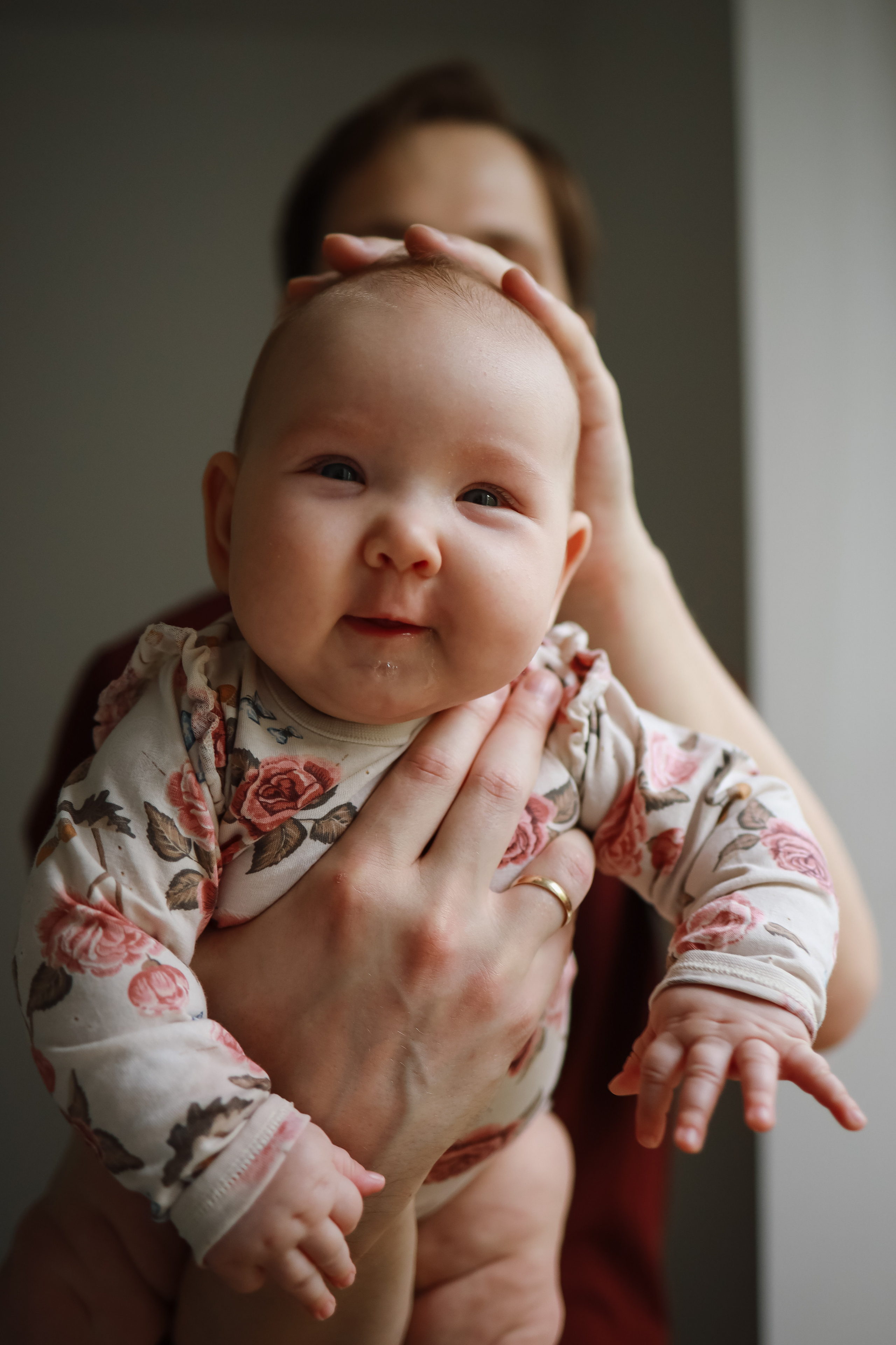 Папа гладит младенцы