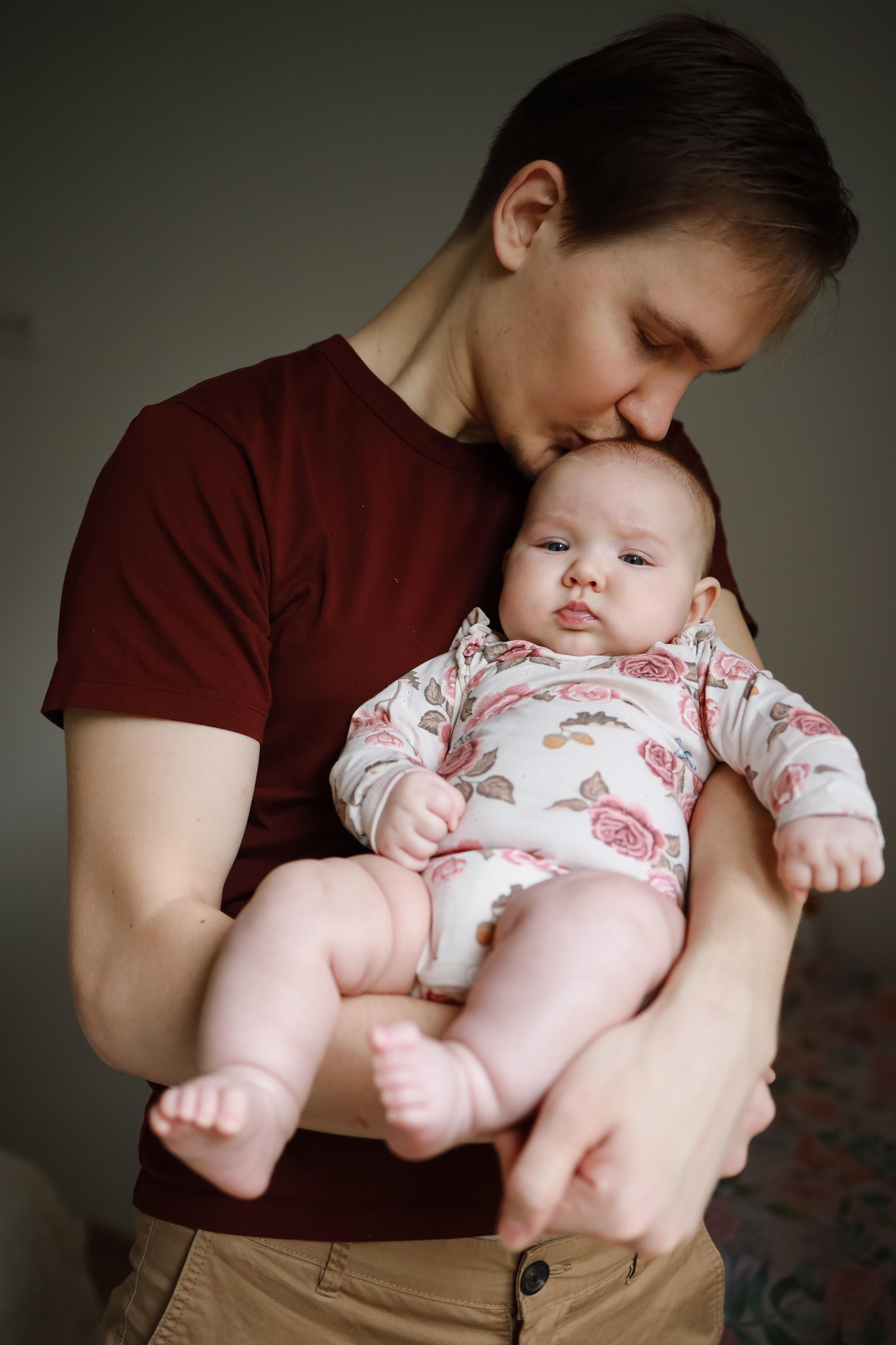 Папа целует младенца