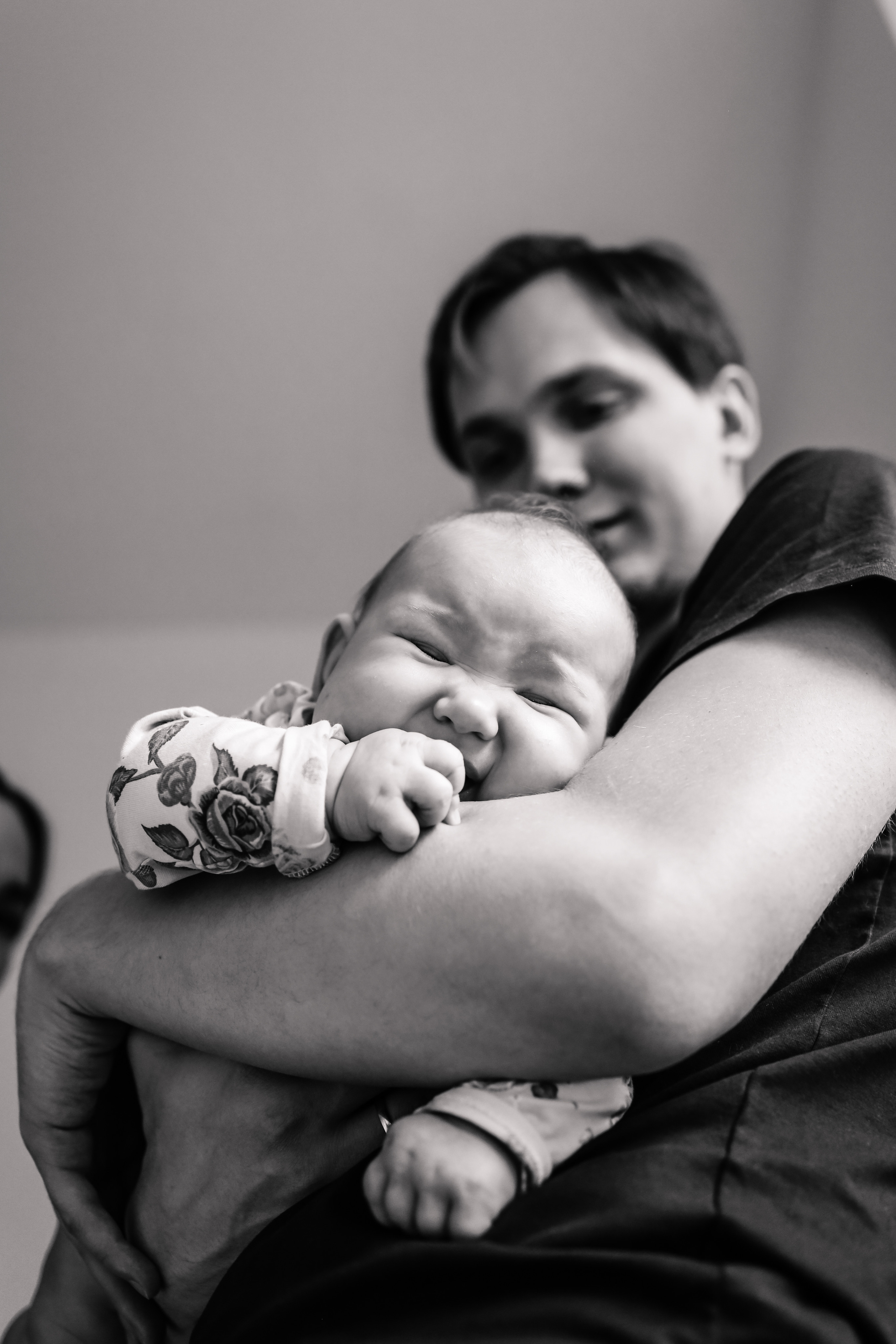 Новорожденный плачет