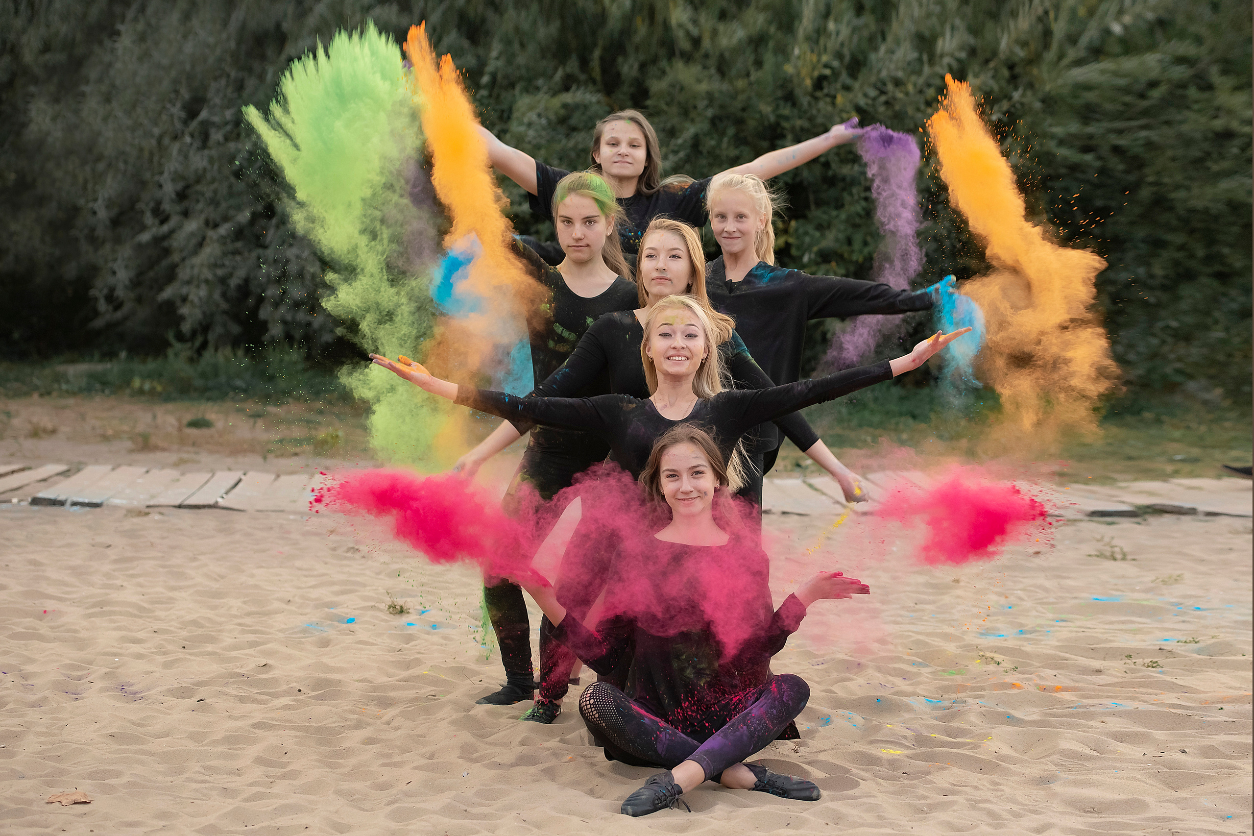 Девочки из En Dehors с фестивальными красками. Выпускные альбомы. Детский, школьный фотограф Наумова Марина Воронеж