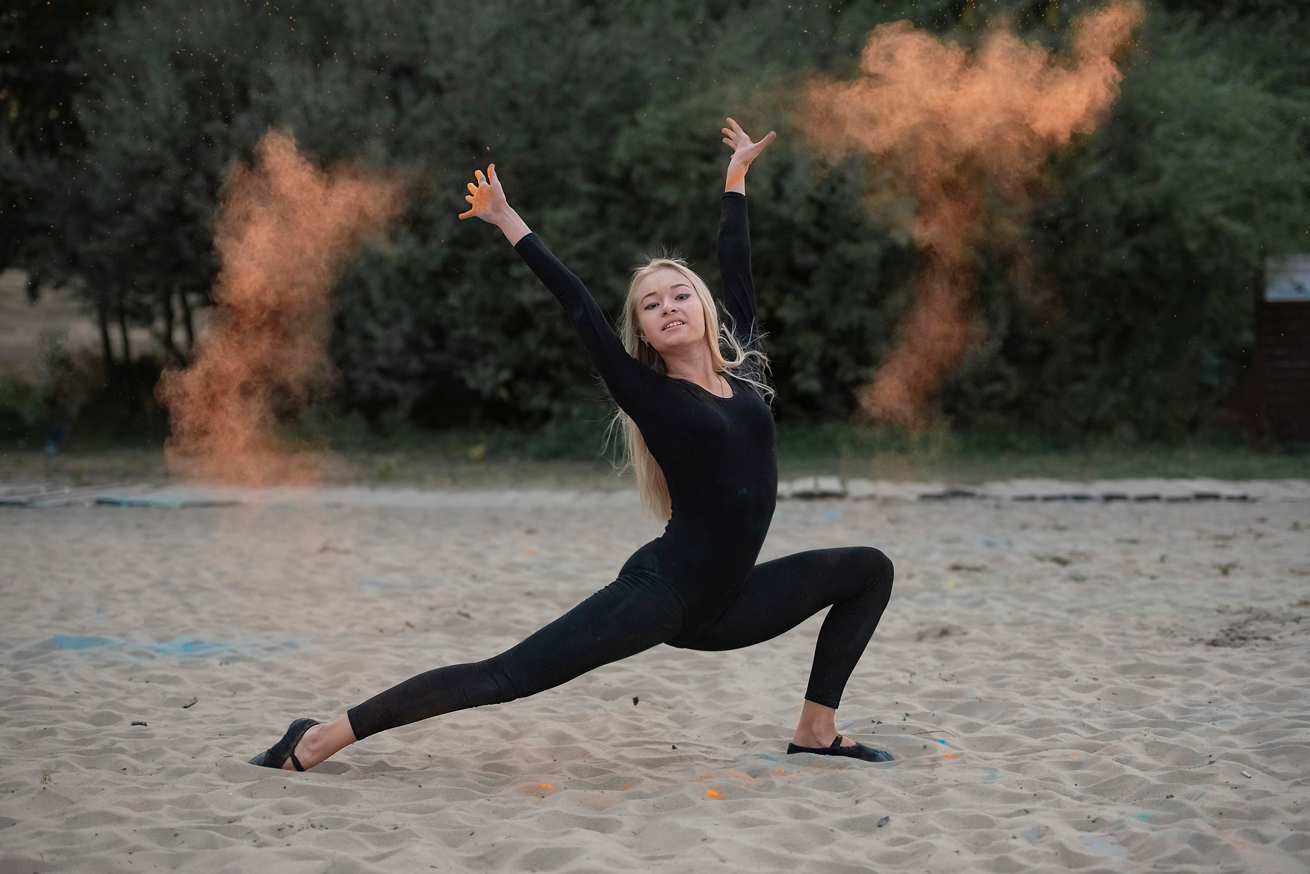 Девочки из En Dehors с фестивальными красками. Выпускные альбомы. Детский, школьный фотограф Наумова Марина Воронеж