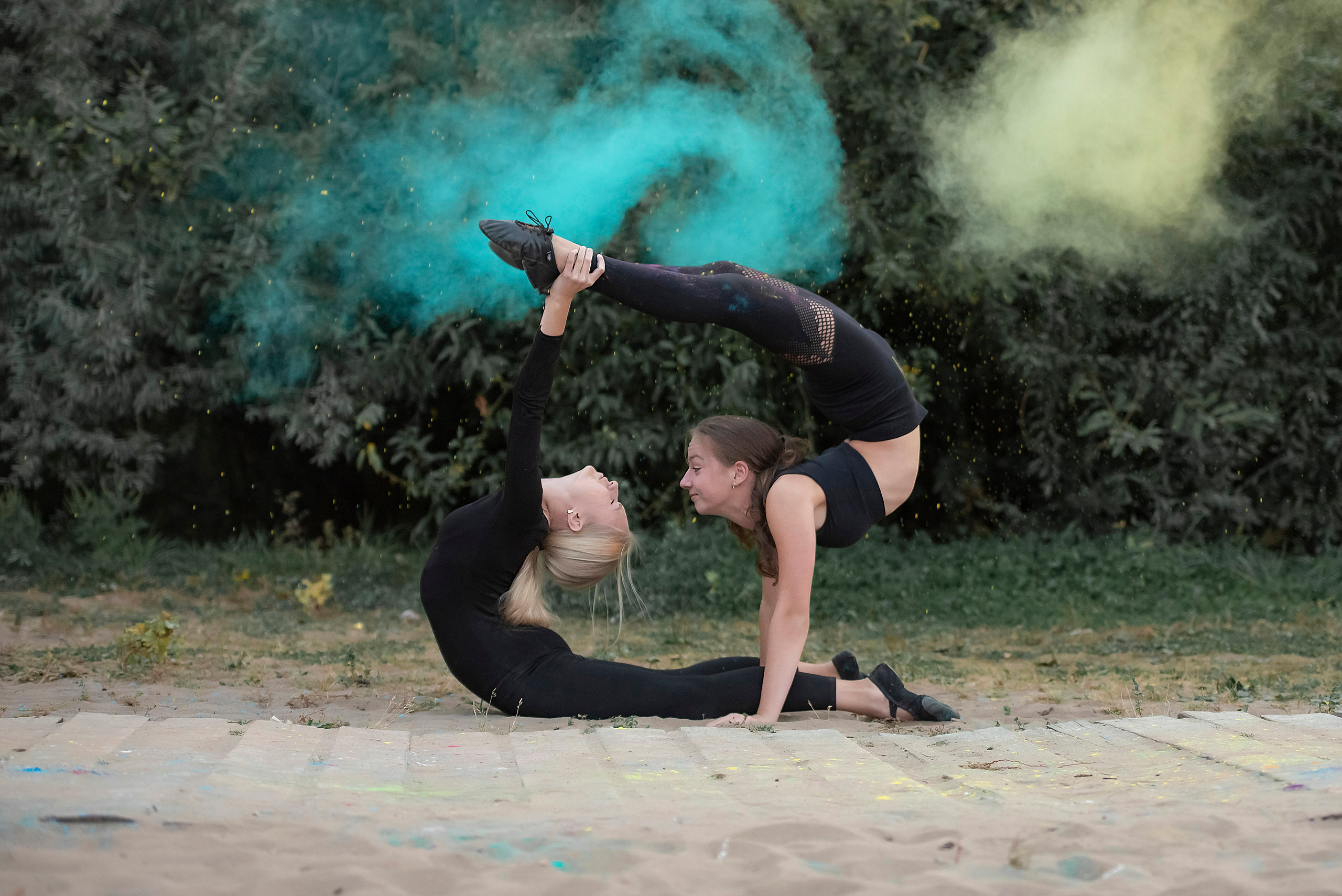 Девочки из En Dehors с фестивальными красками. Выпускные альбомы. Детский, школьный фотограф Наумова Марина Воронеж