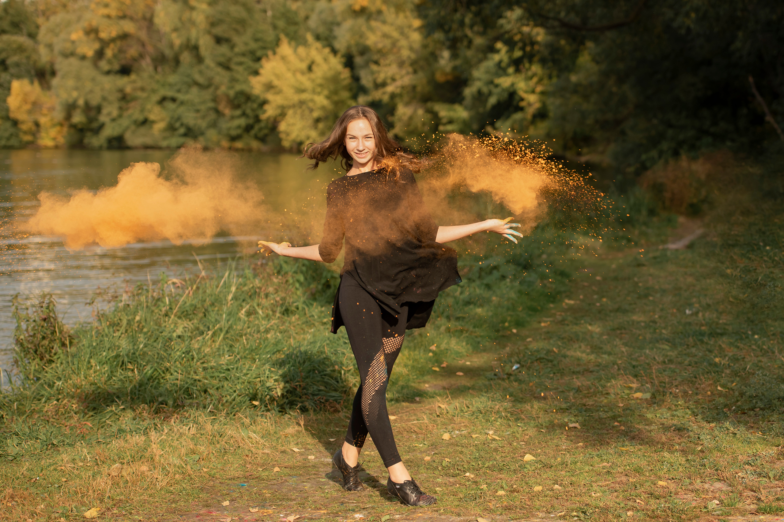 Девочки из En Dehors с фестивальными красками. Выпускные альбомы. Детский, школьный фотограф Наумова Марина Воронеж