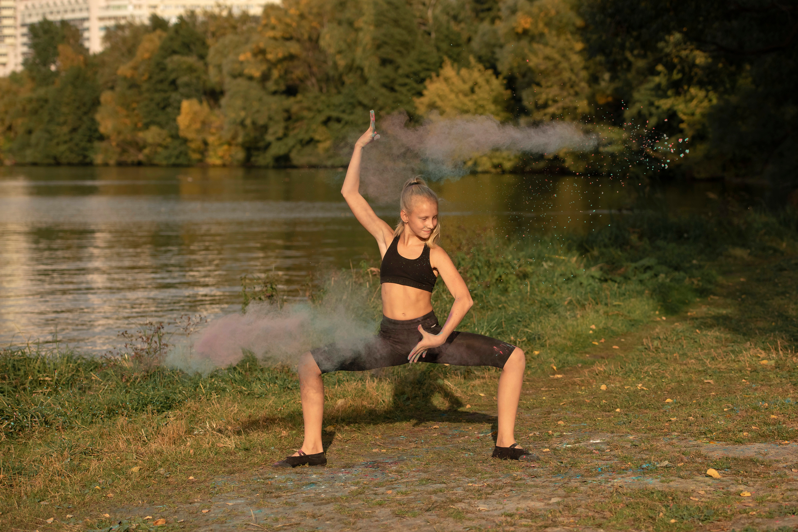 Девочки из En Dehors с фестивальными красками. Выпускные альбомы. Детский, школьный фотограф Наумова Марина Воронеж