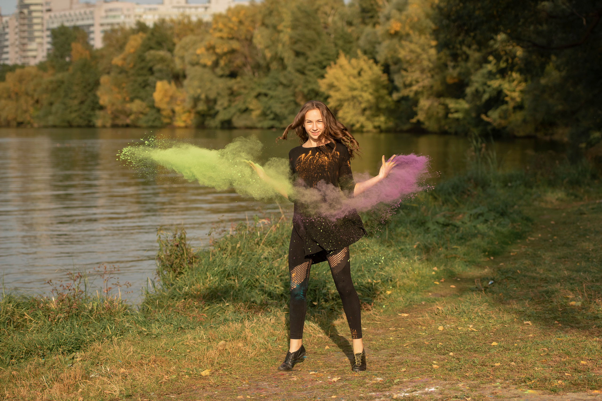 Девочки из En Dehors с фестивальными красками. Выпускные альбомы. Детский, школьный фотограф Наумова Марина Воронеж